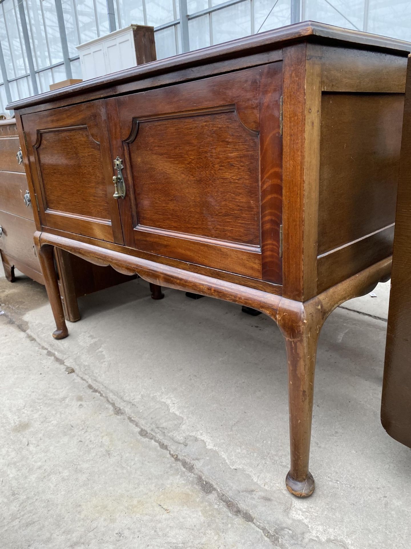 AN EDWARDIAN MAHOGANY TWO DOOR WASHSTAND, 41" WIDE - Image 4 of 5