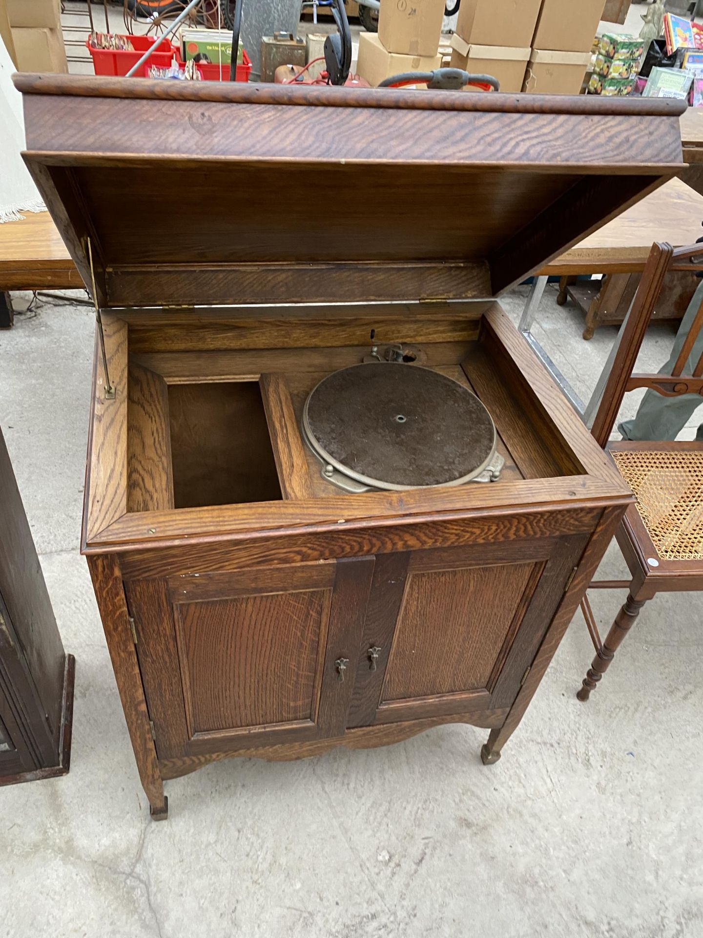 AN EARLY 20TH CENTURY OAK GRAMOPHONE CABINET LACKING WINDER AND WORKS - Image 3 of 5