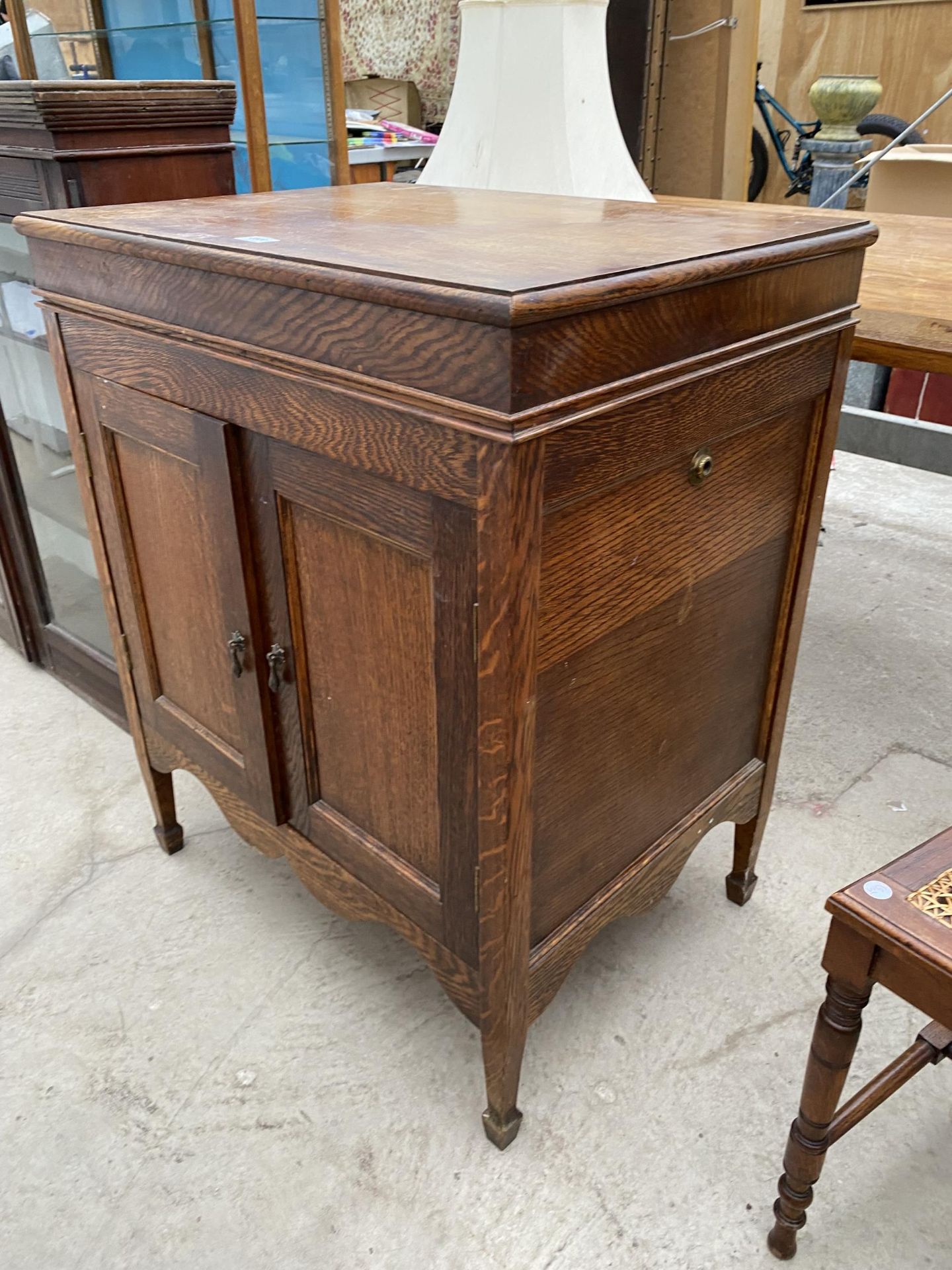 AN EARLY 20TH CENTURY OAK GRAMOPHONE CABINET LACKING WINDER AND WORKS - Image 2 of 5