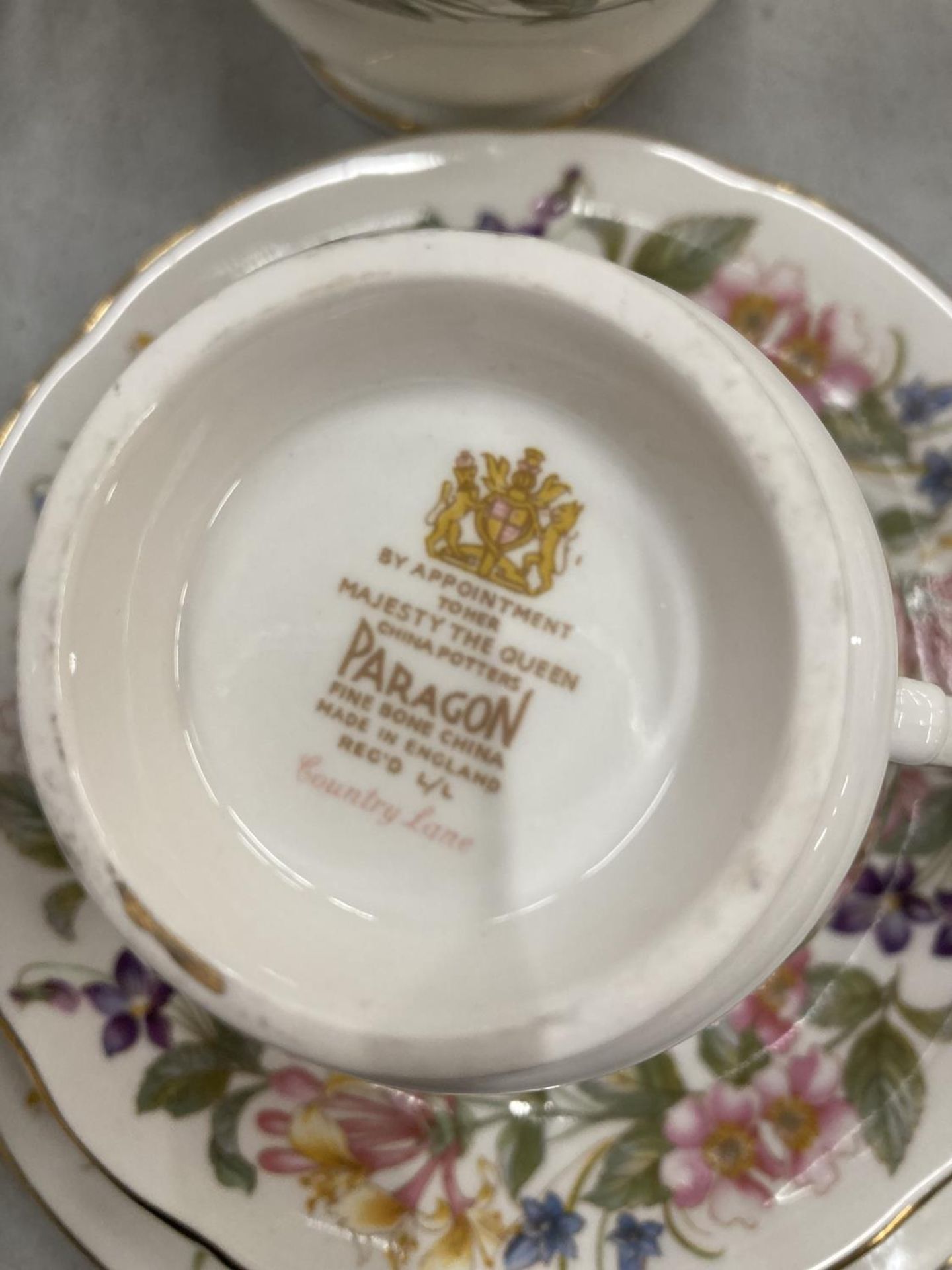 A QUANTITY PARAGON 'COUNTRY LANE' CUPS, SAUCERS AND SIDE PLATES PLUS PARAGON CUPS, SAUCERS, SIDE - Image 5 of 5