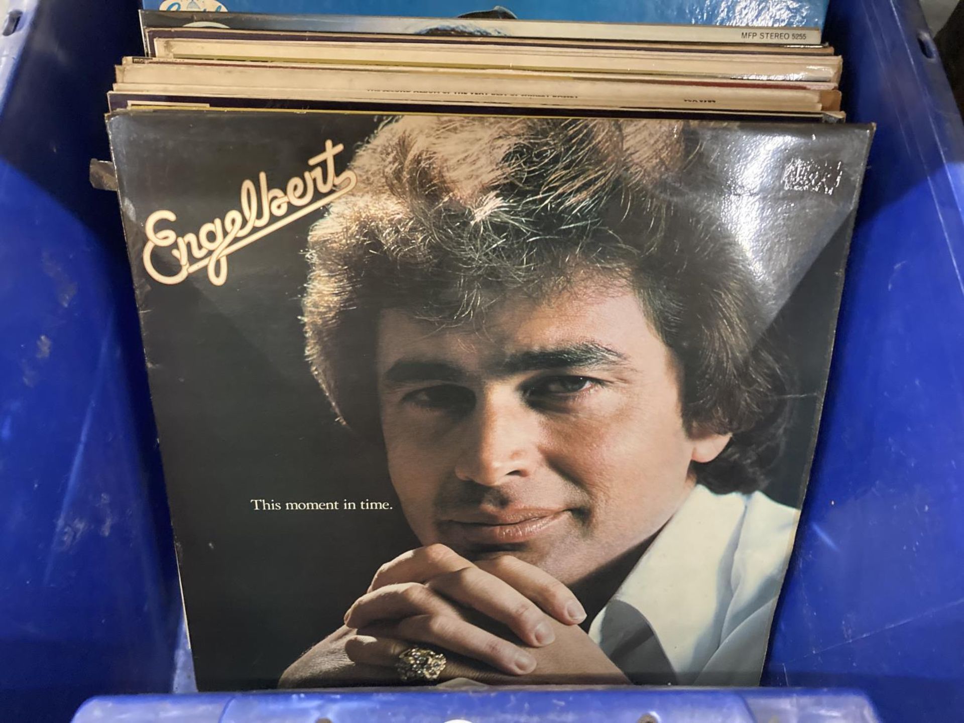 A QUANTITY OF 33RPM VINYL RECORDS TO INCLUDE SHIRLEY BASSEY, SLIM WHITMAN, JIM REEVES, ENGELBERT - Image 3 of 4