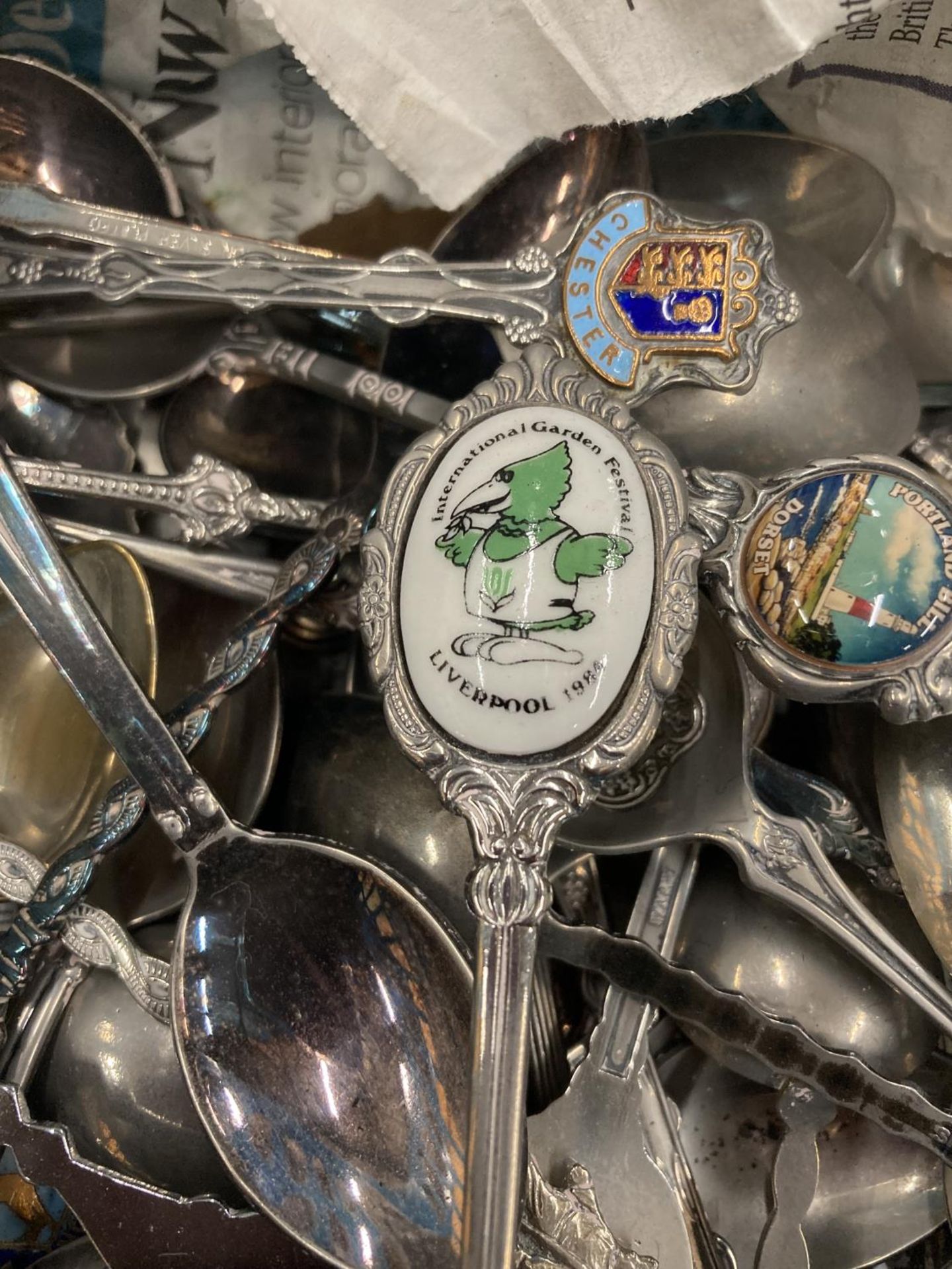 A LARGE COLLECTION OF SOUVENIR TEASPOONS - Image 3 of 4