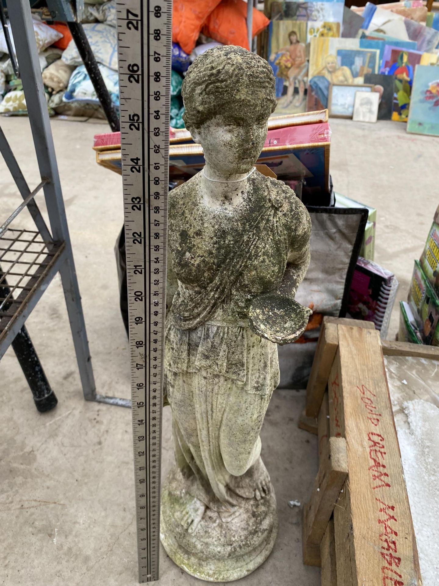 A RECONSTITUTED STONE GARDEN STATUE OF A GODDESS (HEIGHT 67CM) - Image 4 of 4