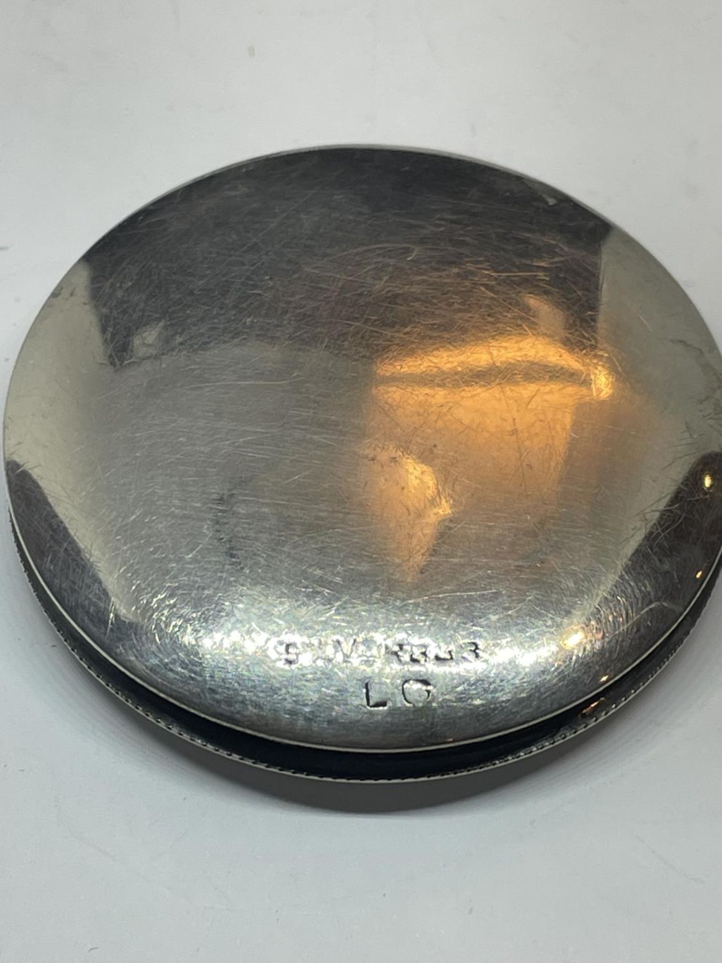 A MARKED SILVER COMPACT - Image 2 of 3