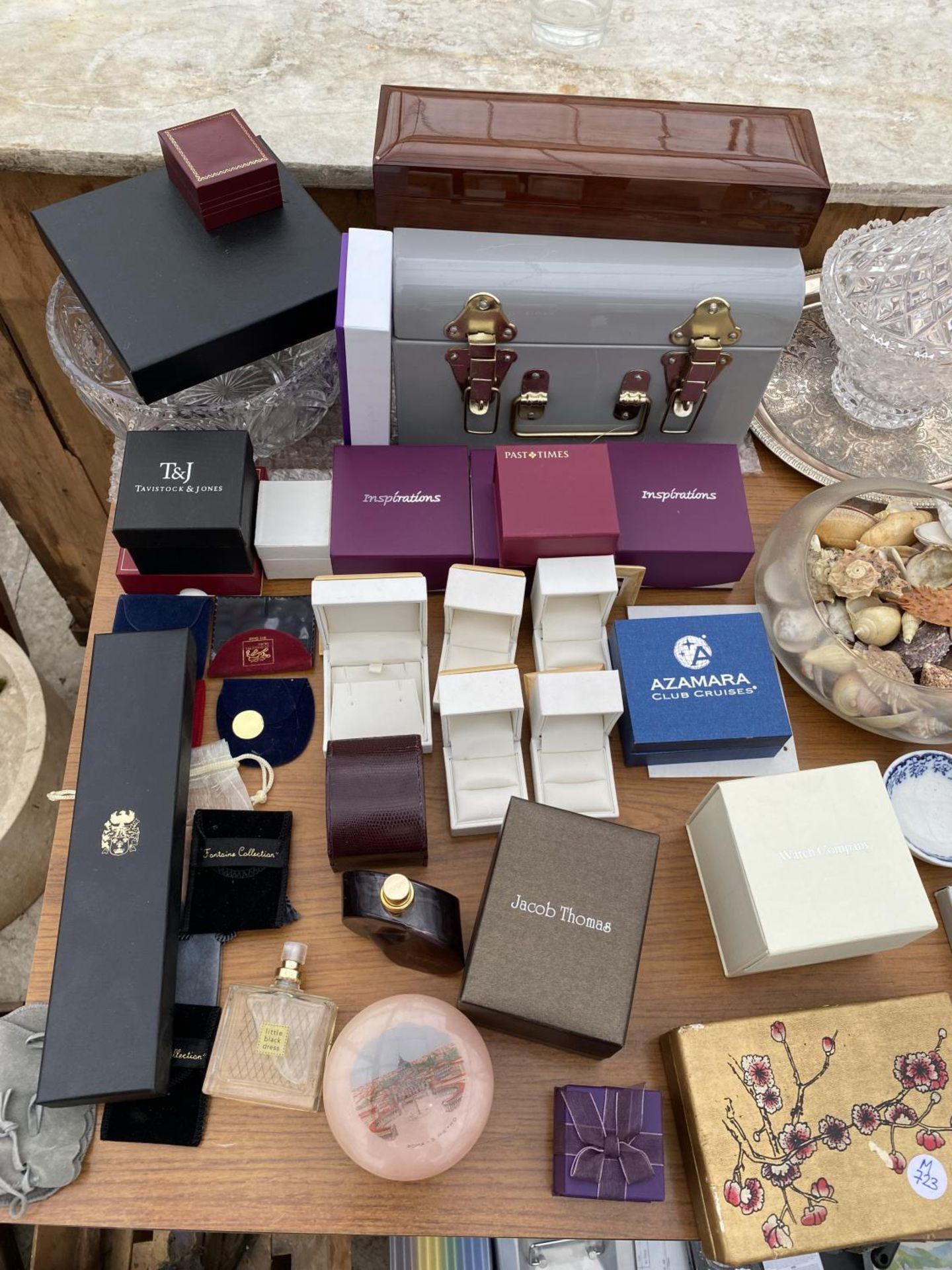 AN ASSORTMENT OF EMPTY JEWELLERY BOXES AND A GLASS BOWL ETC - Image 2 of 3