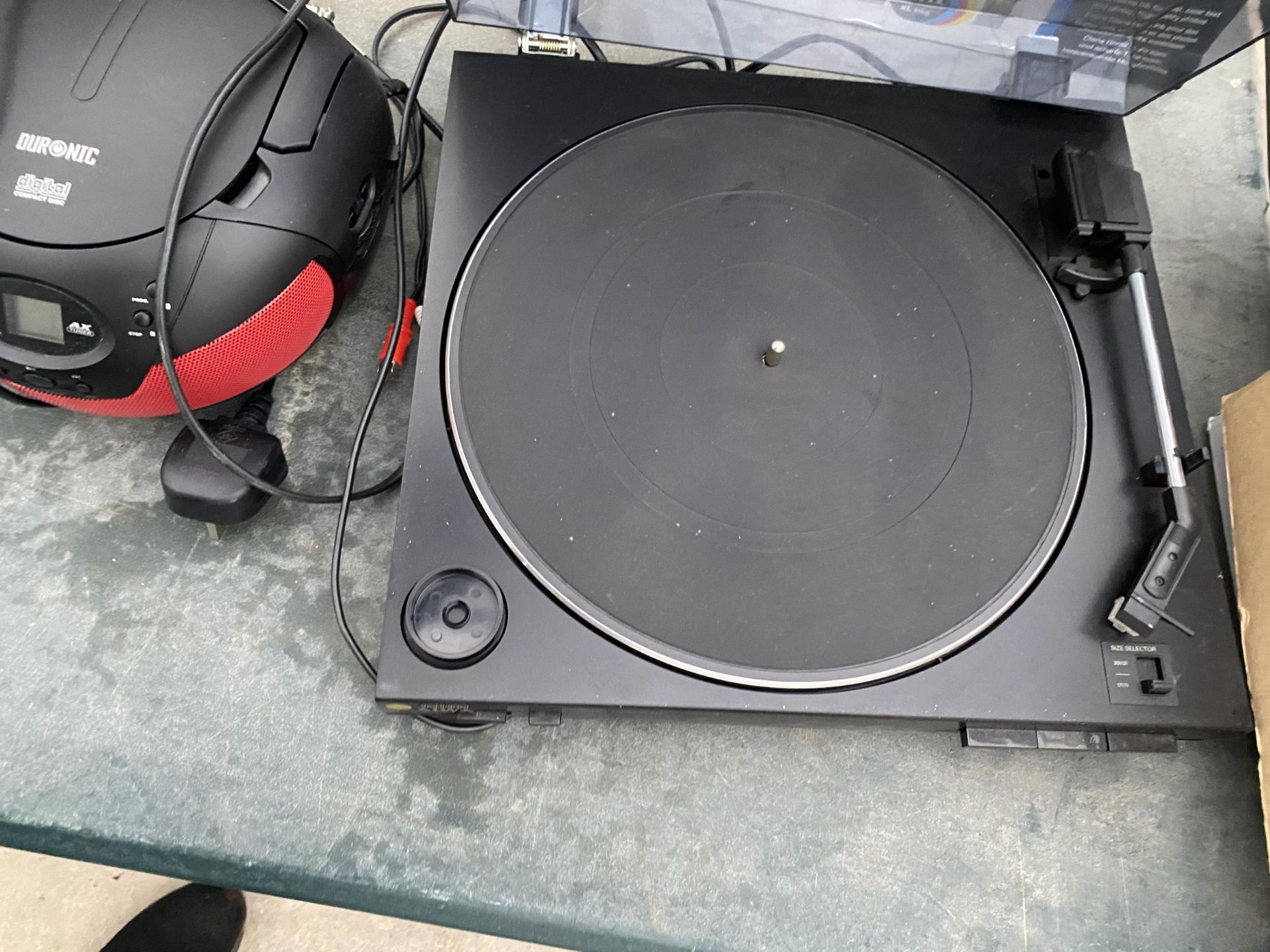AN AIWA TURNTABLE AND A DURONIC CD PLAYER - Image 4 of 4