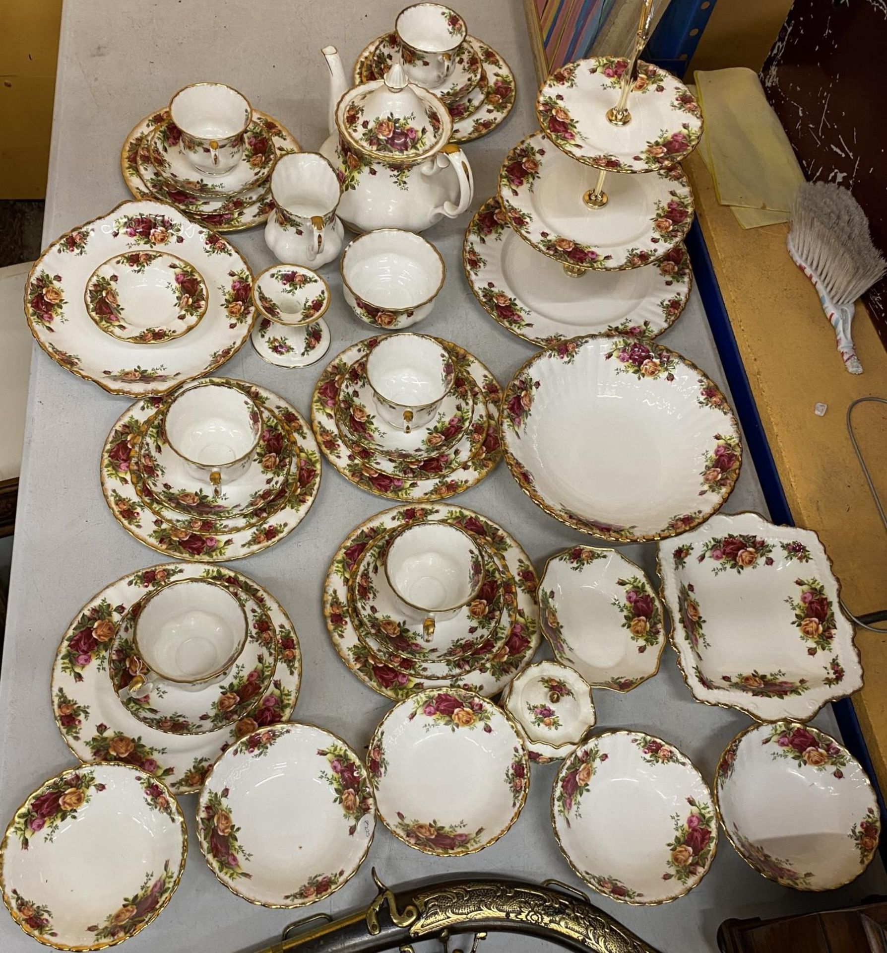 A LARGE THRITY SIX PIECE ROYAL ALBERT OLD COUNTRY ROSES DINNER SERVICE COMPRISING TEAPOT, THREE TIER