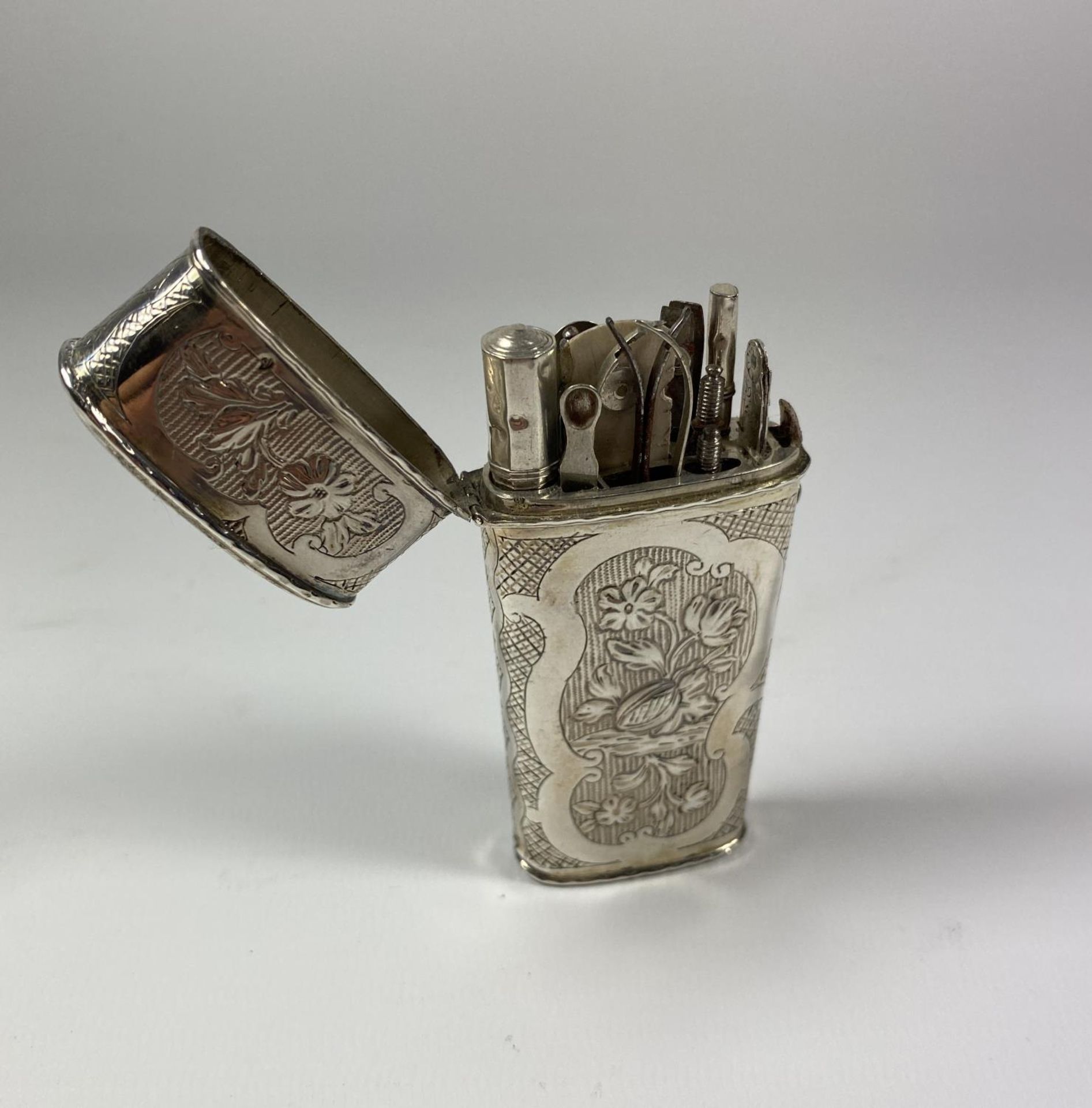 AN UNMARKED CONTINENTAL, BELIEVED SILVER' LADIES MANICURE SET AND CONTENTS