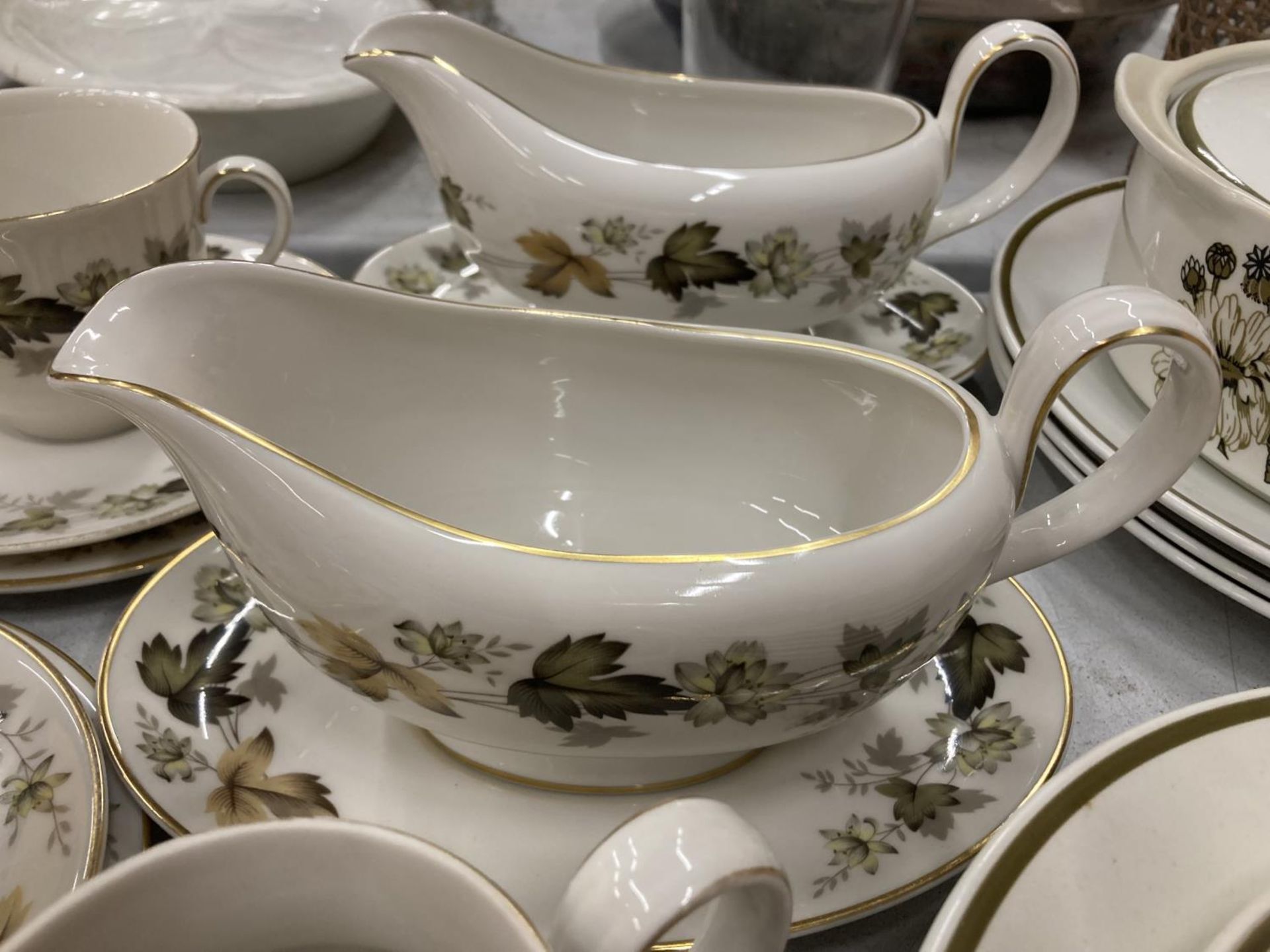 A LARGE QUANTITY OF ROYAL DOULTON 'LARCHMONT' TRIOS PLUS SAUCE BOATS AND SAUCERS, A CREAM JUG AND - Image 4 of 4