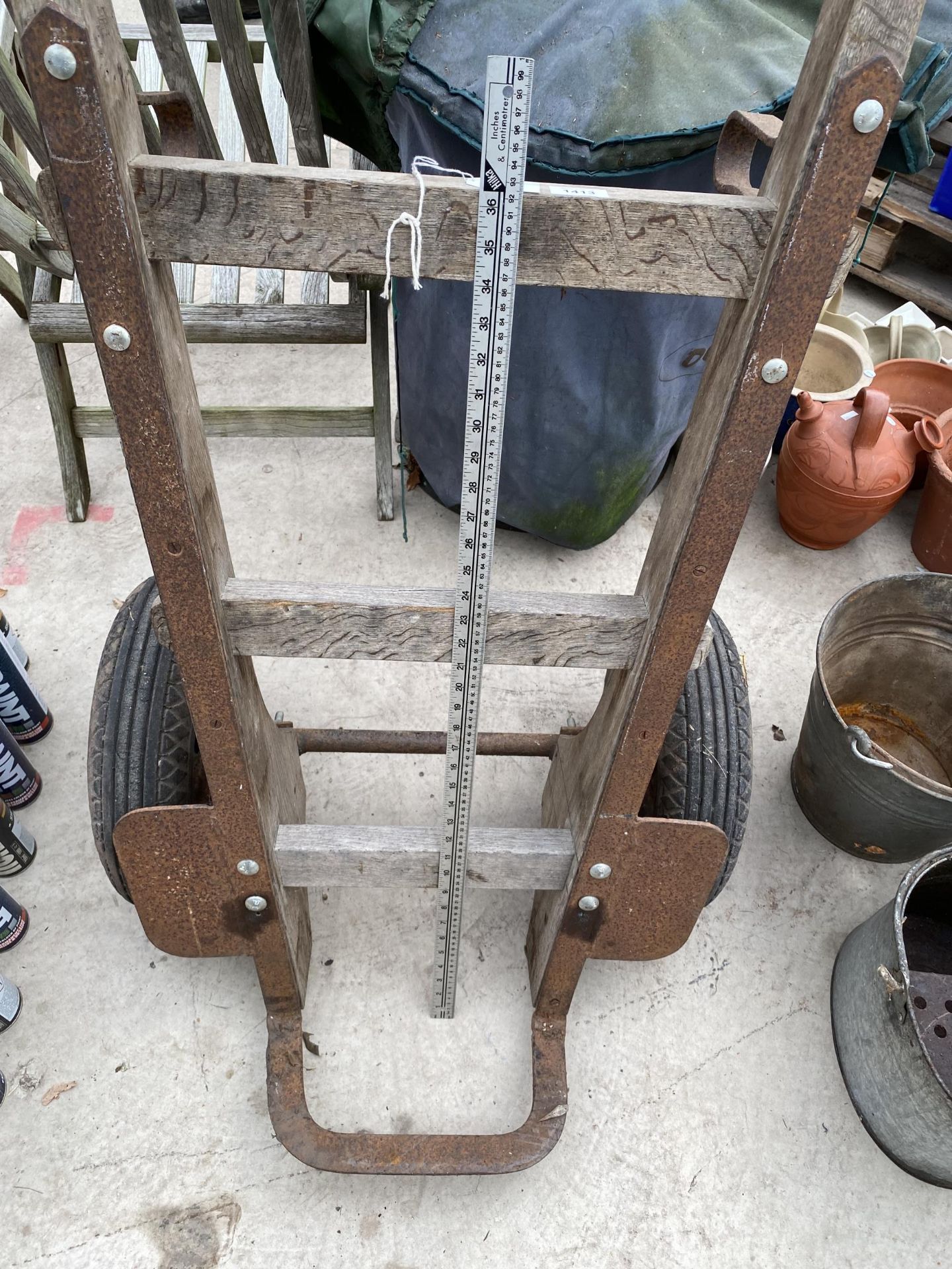 A LARGE VINTAGE WOODEN AND METAL SACK TRUCK WITH LARGE RUBBER WHEELS - Image 4 of 4