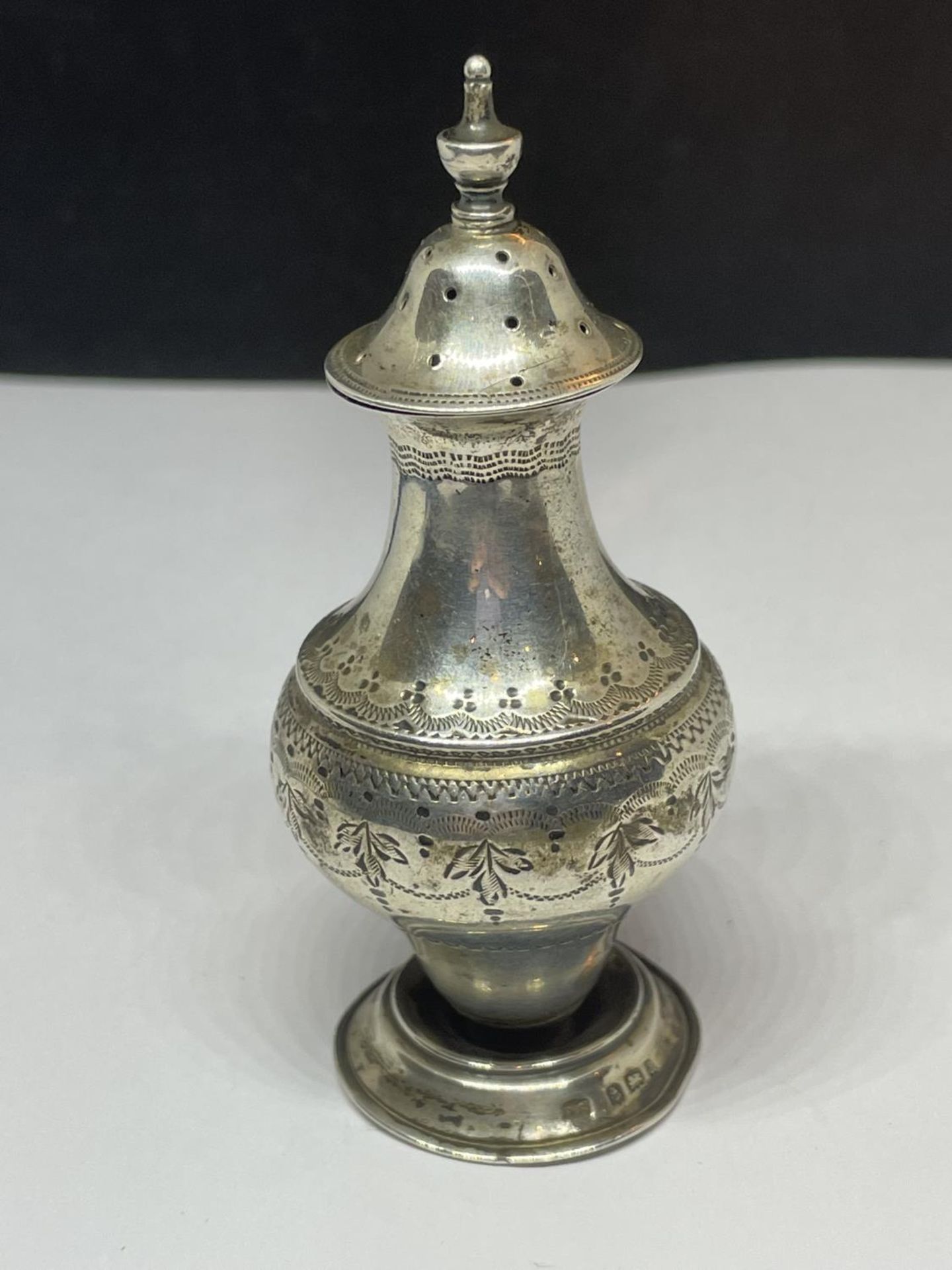 A HALLMARKED BIRMINGHAM SILVER PEPPER POT