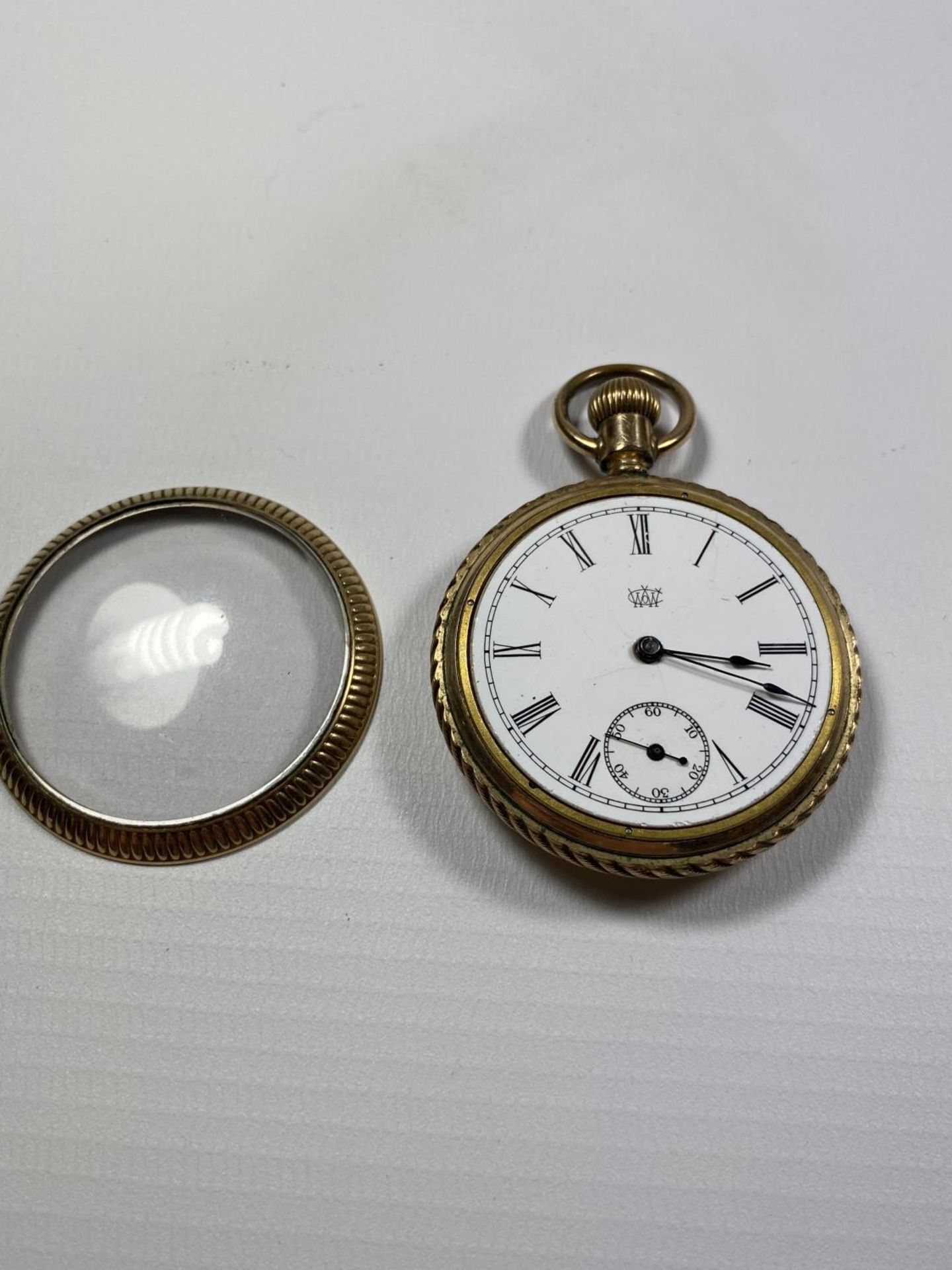 A VINTAGE GOLD PLATED U.S.A OPEN FACED POCKET WATCH, SIGNED TO MOVEMENT, NUMBERED 802611 - Image 2 of 5