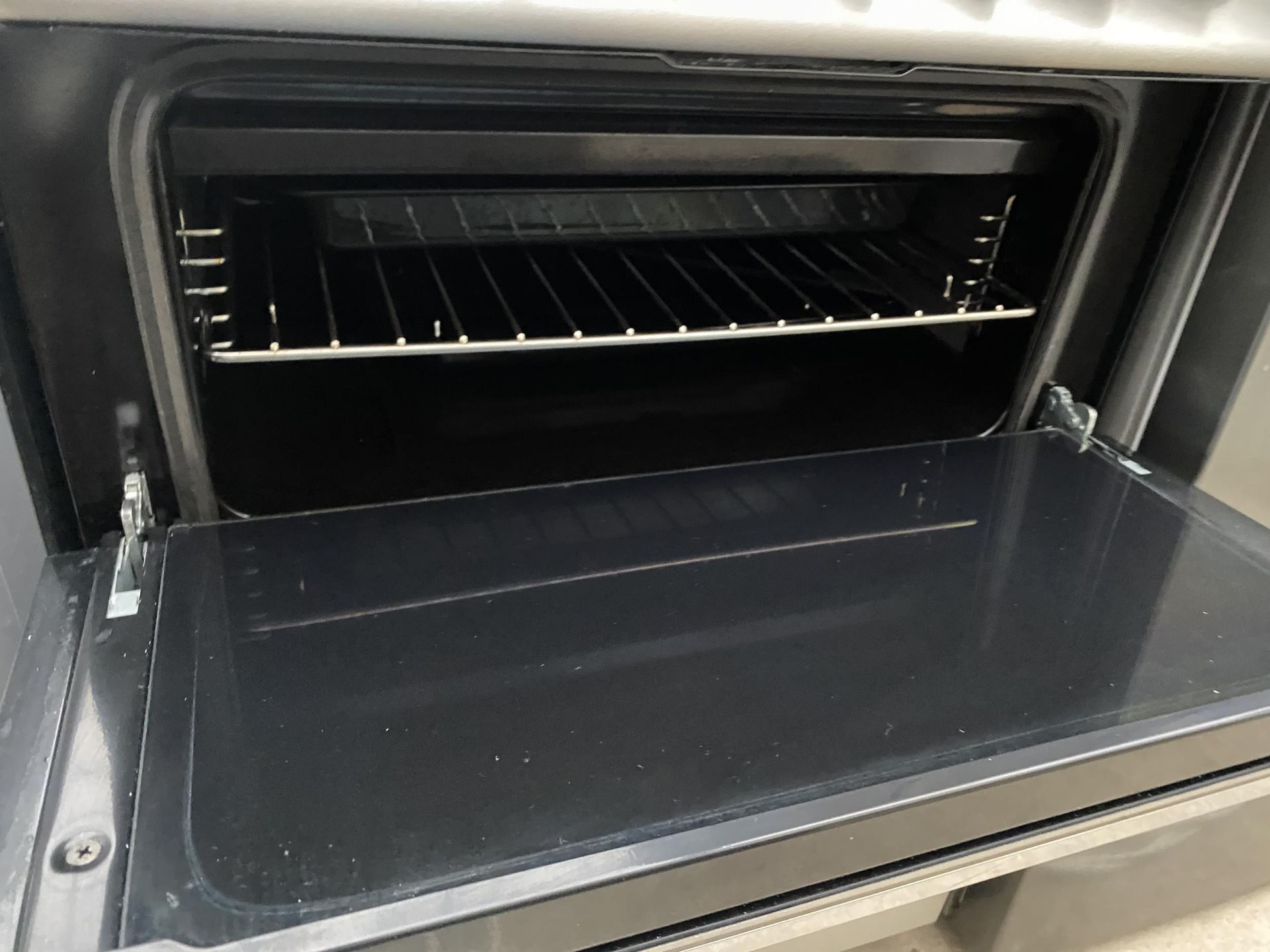 A STAINLESS STEEL AND BLACK FREE STANDING RANGEMASTER OVEN AND HOB - Image 3 of 4