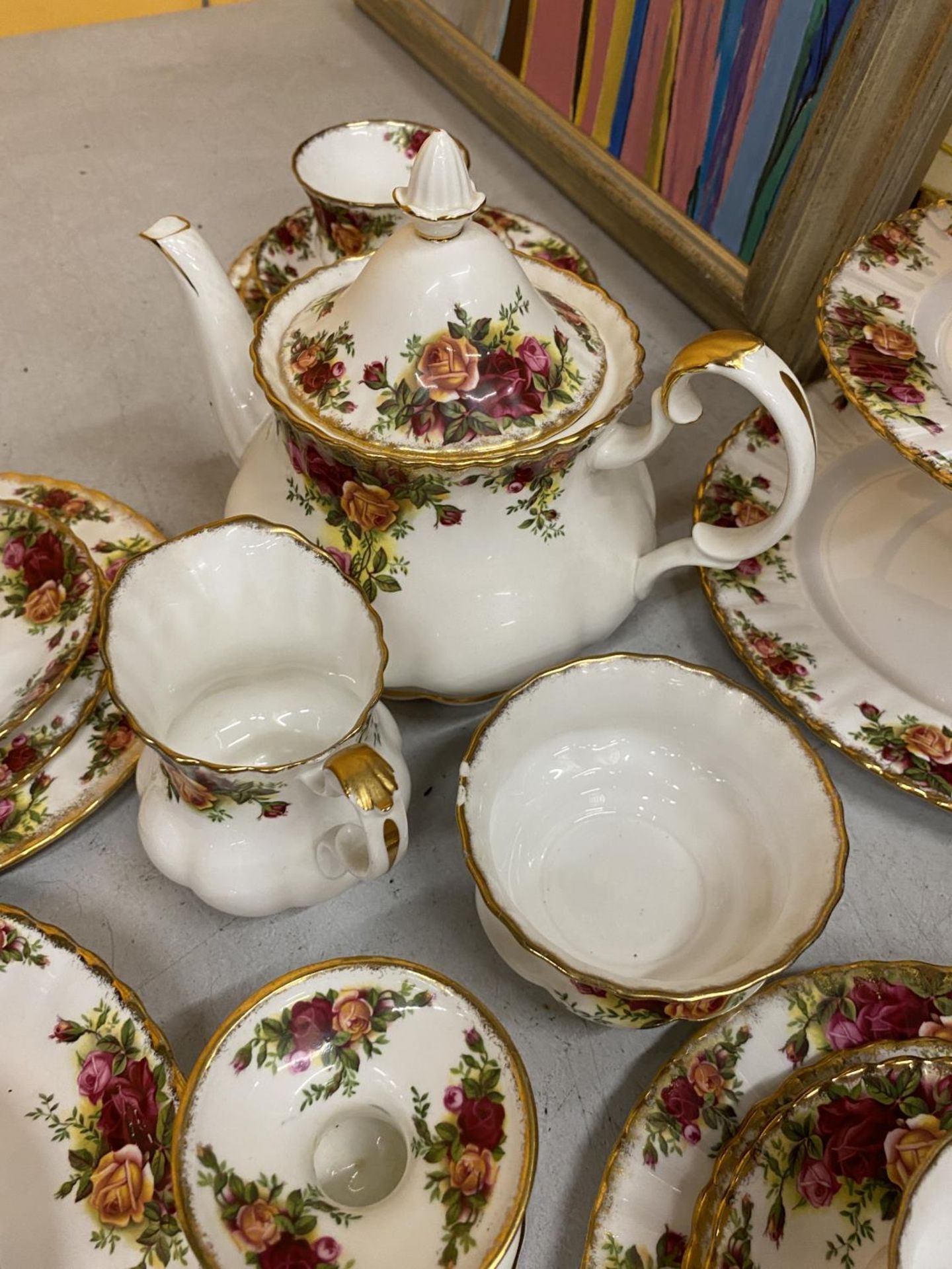 A LARGE THRITY SIX PIECE ROYAL ALBERT OLD COUNTRY ROSES DINNER SERVICE COMPRISING TEAPOT, THREE TIER - Image 2 of 4