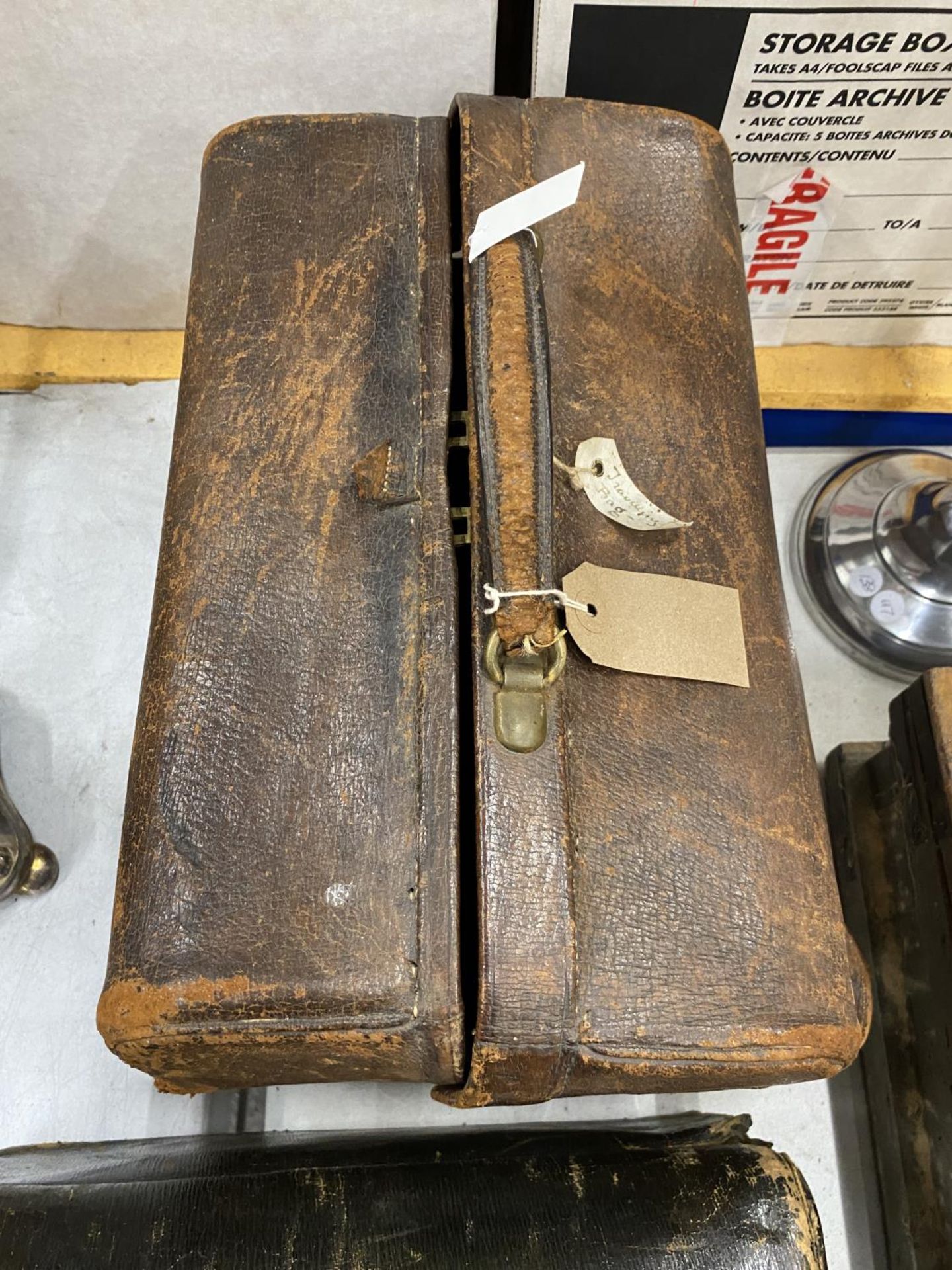 A VINTAGE 1930/1940'S LEATHER TRAVELLING CASE WITH INSET INK HOLDERS WITH BRASS HANDLES, WAX STAMP - Image 7 of 7