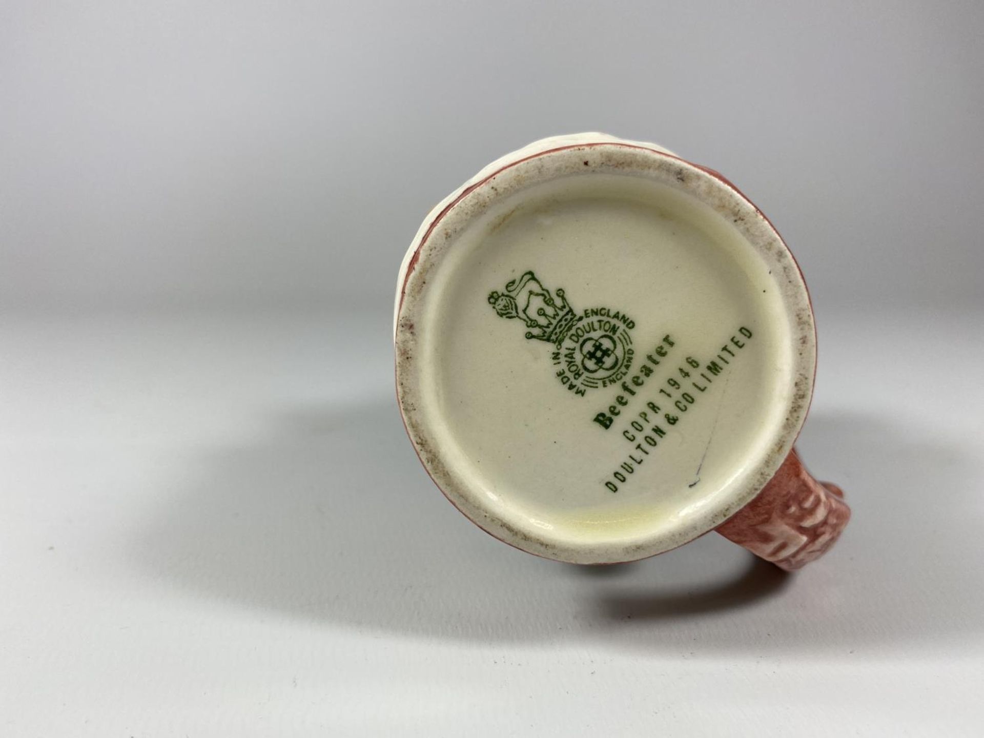 A ROYAL DOULTON BEEFEATER TABLE LIGHTER - Image 2 of 2