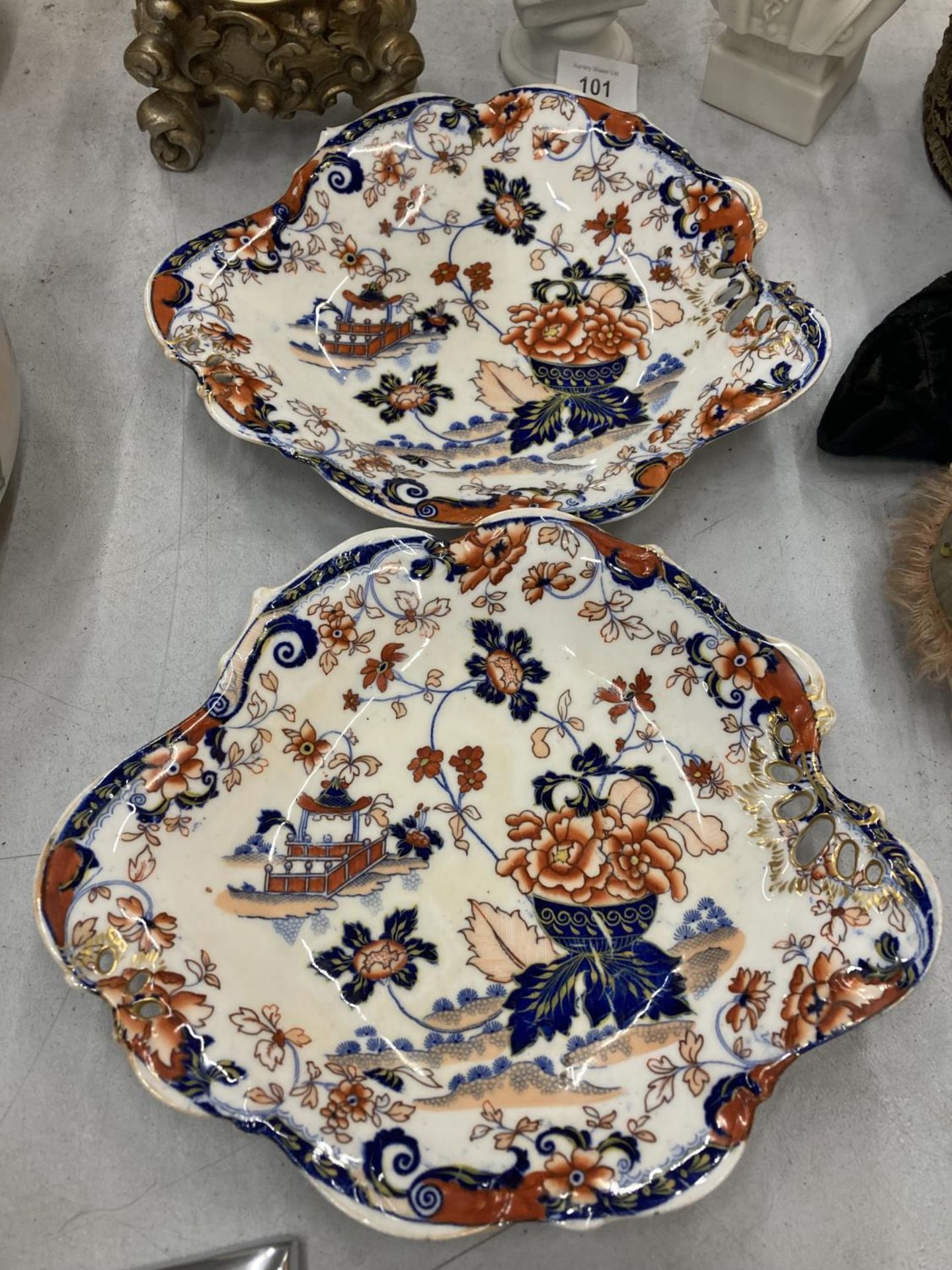 A PAIR OF ORIENTAL 'IMARI' DISHES