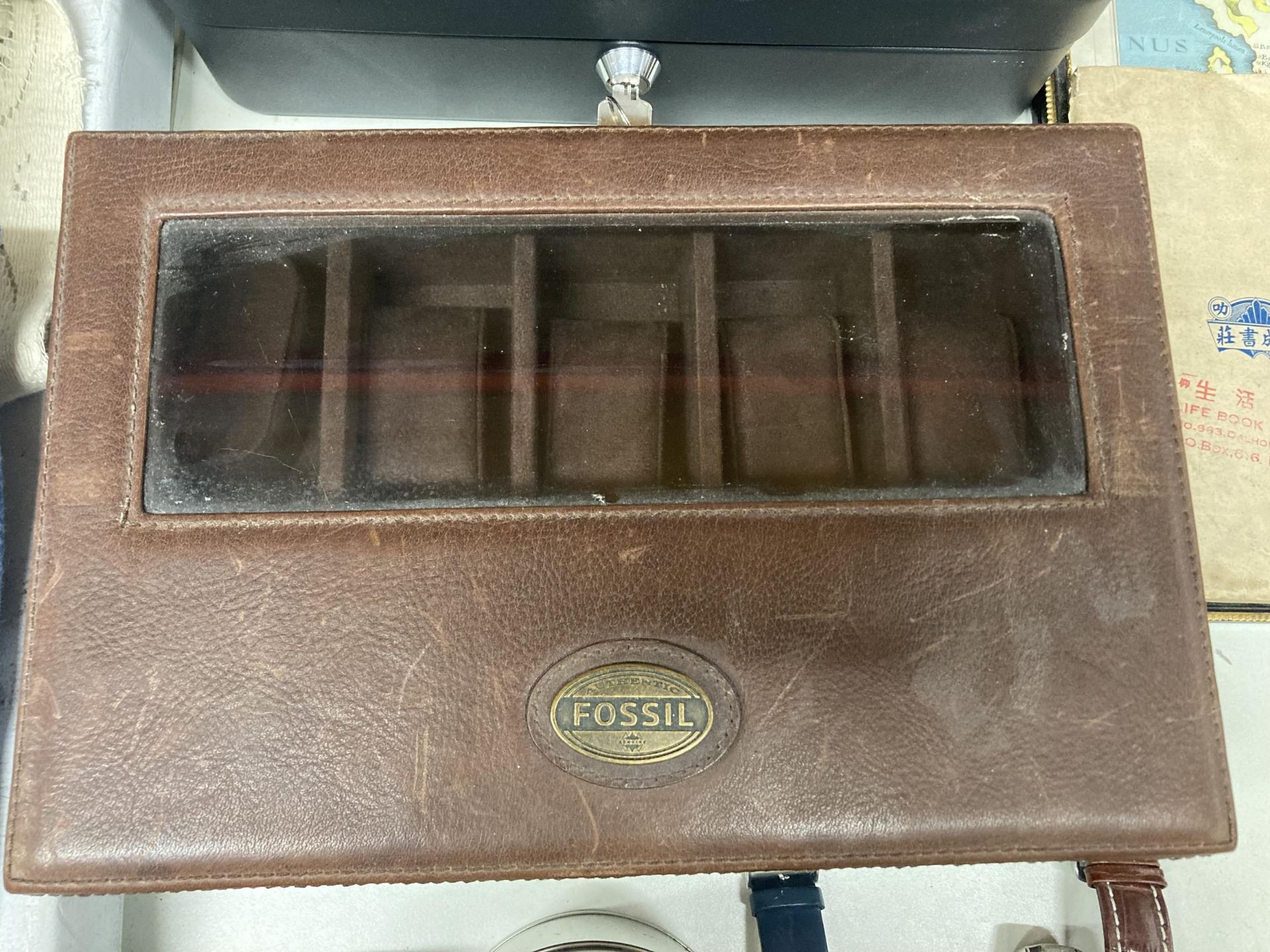 A METAL CASH BOX WITH KEY AND A FOSSIL BOX FOR FIVE WATCHES - Image 2 of 4