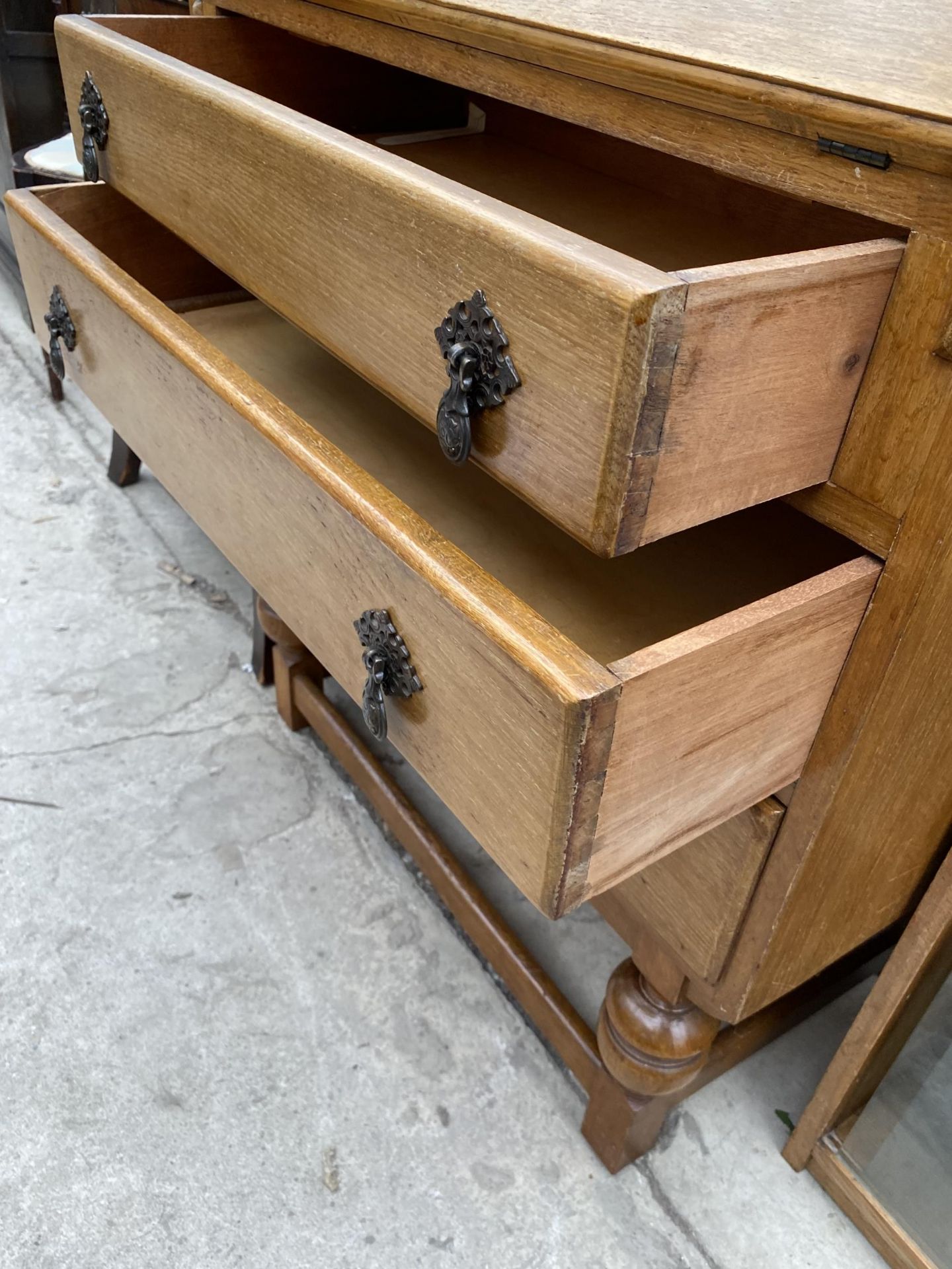 A MID 20TH CENTURY LIGHT OAK BUREAU, 30" WIDE - Image 7 of 7