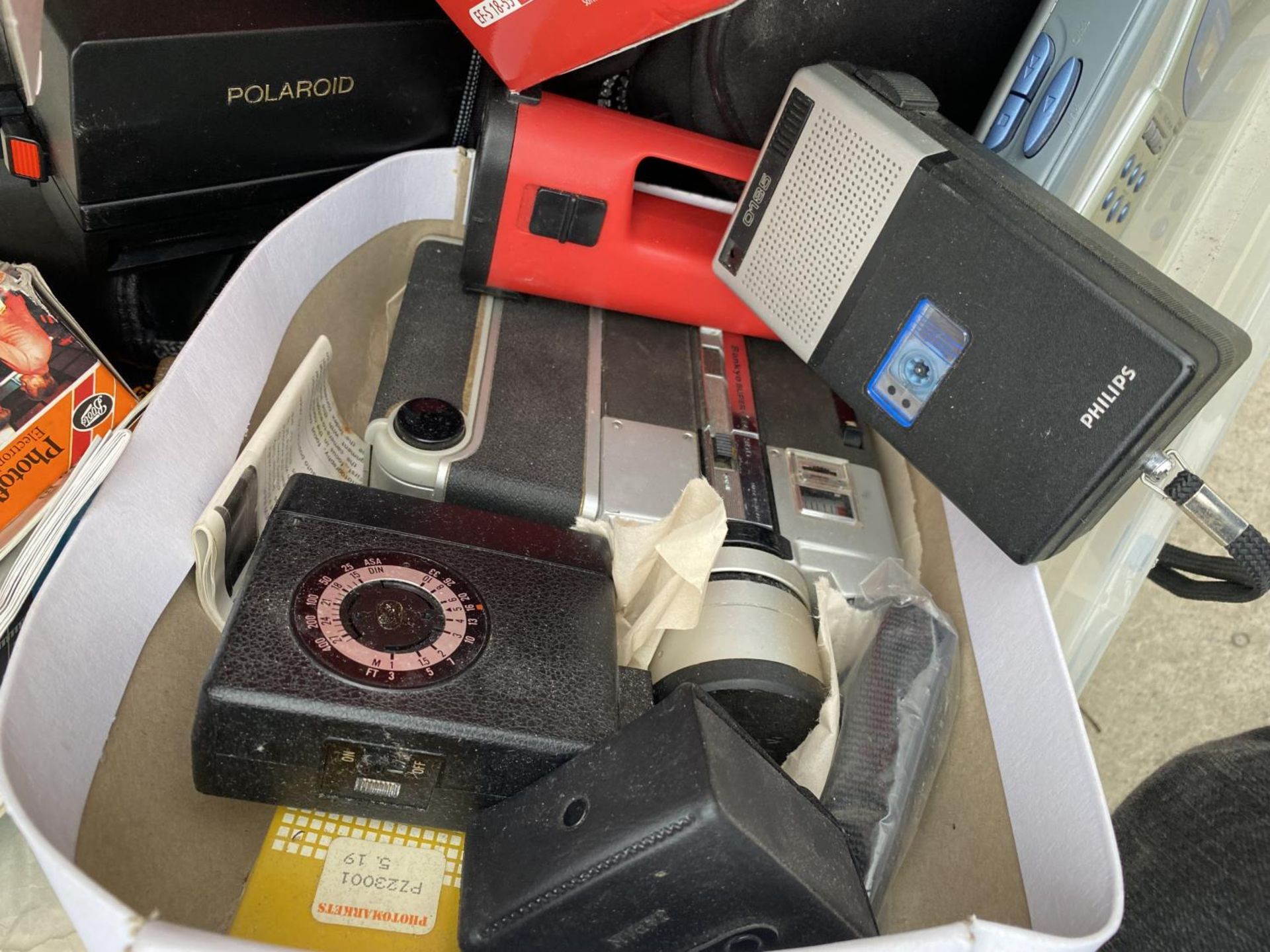 AN ASSORTMENT OF PHOTOGRAPHY EQUIPMENT TO INCLUDE A POLAROID CAMERA, A CANON CAMERA AND CAMERA - Image 5 of 5