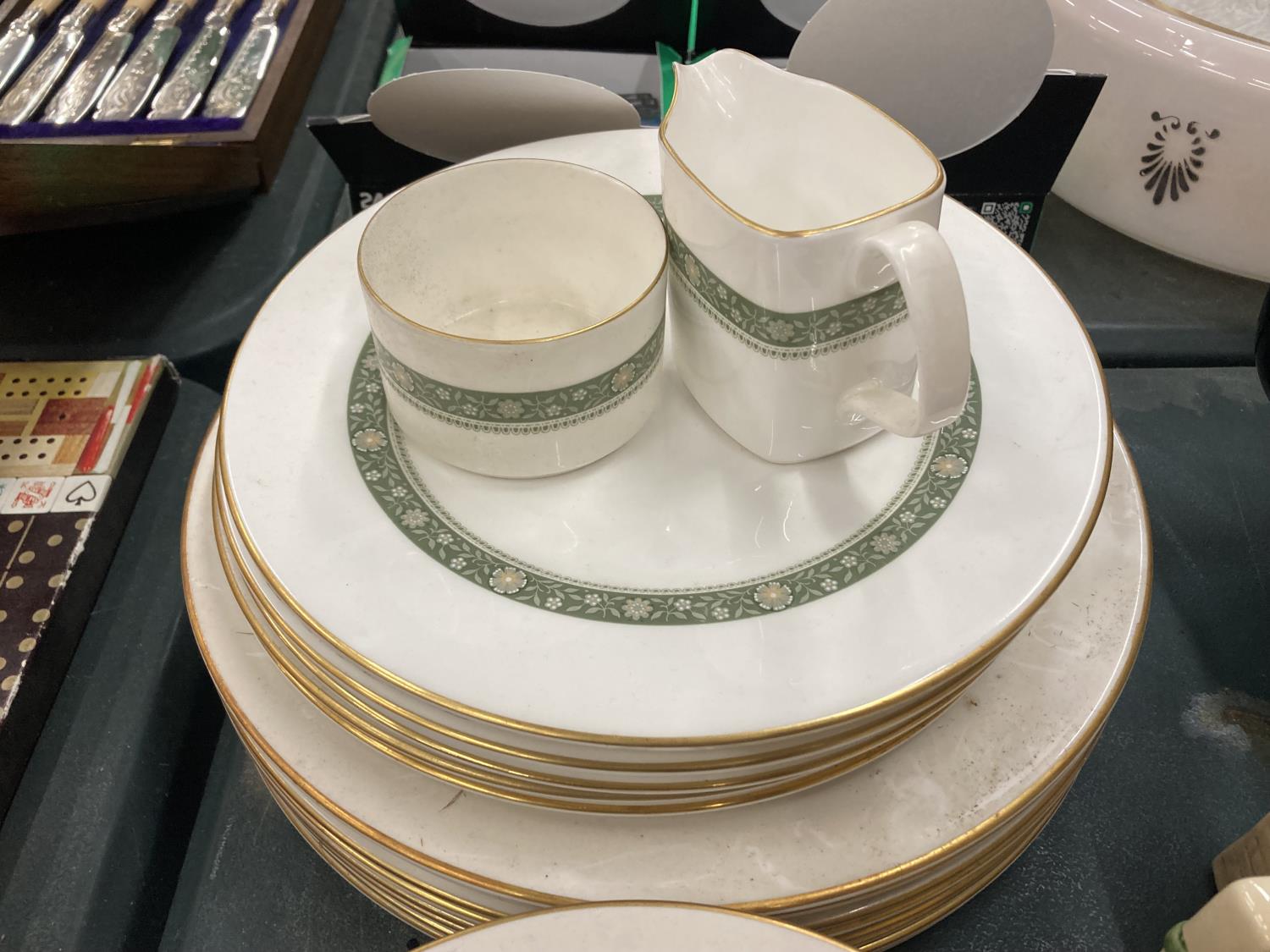 A ROYAL DOULTON 'RONDELAY' PART DINNER SERVICE TO INCLUDE VARIOUS SIZED PLATES, BOWLS, CUPS AND - Image 5 of 5