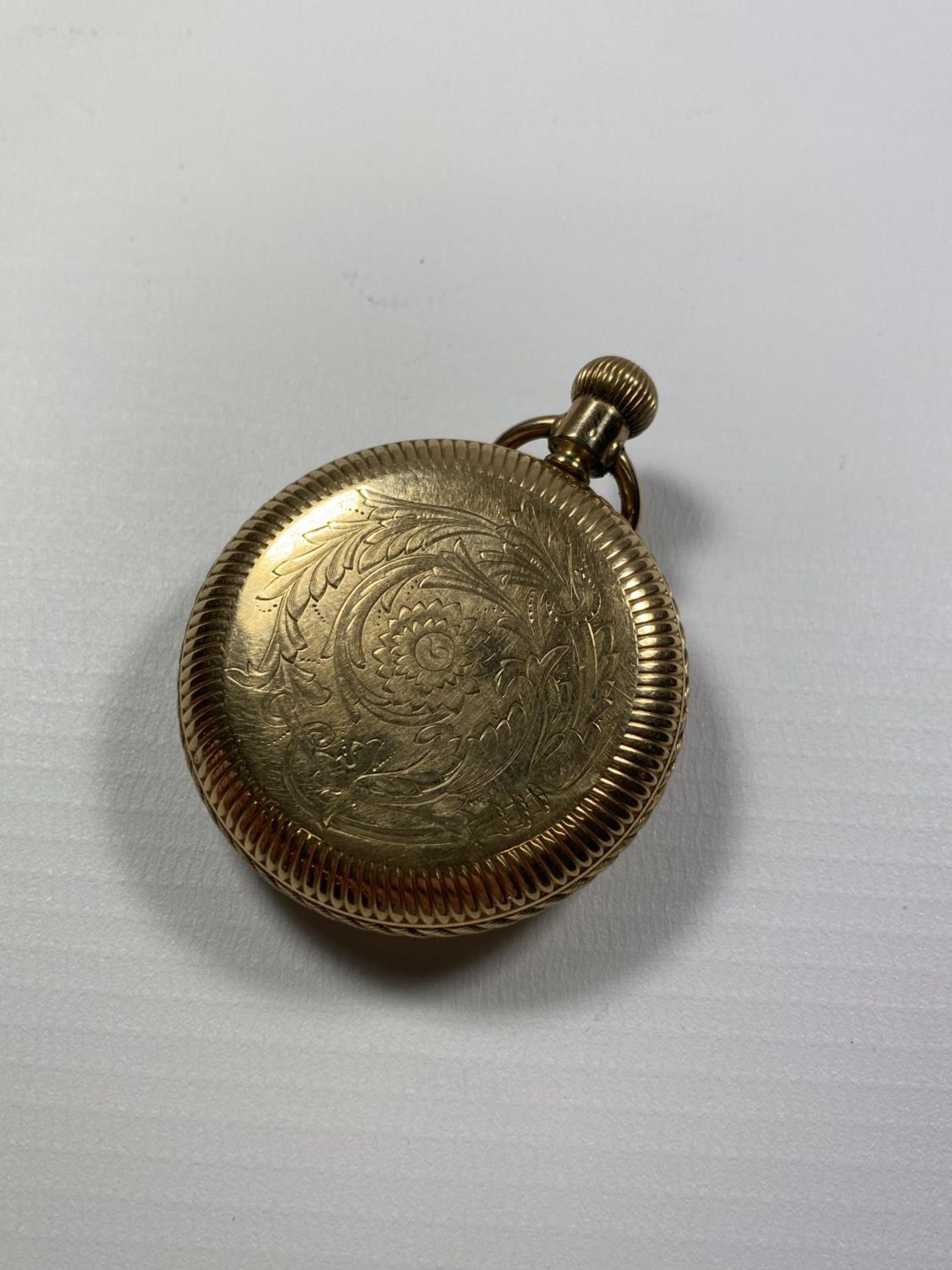 A VINTAGE GOLD PLATED U.S.A OPEN FACED POCKET WATCH, SIGNED TO MOVEMENT, NUMBERED 802611 - Image 3 of 5
