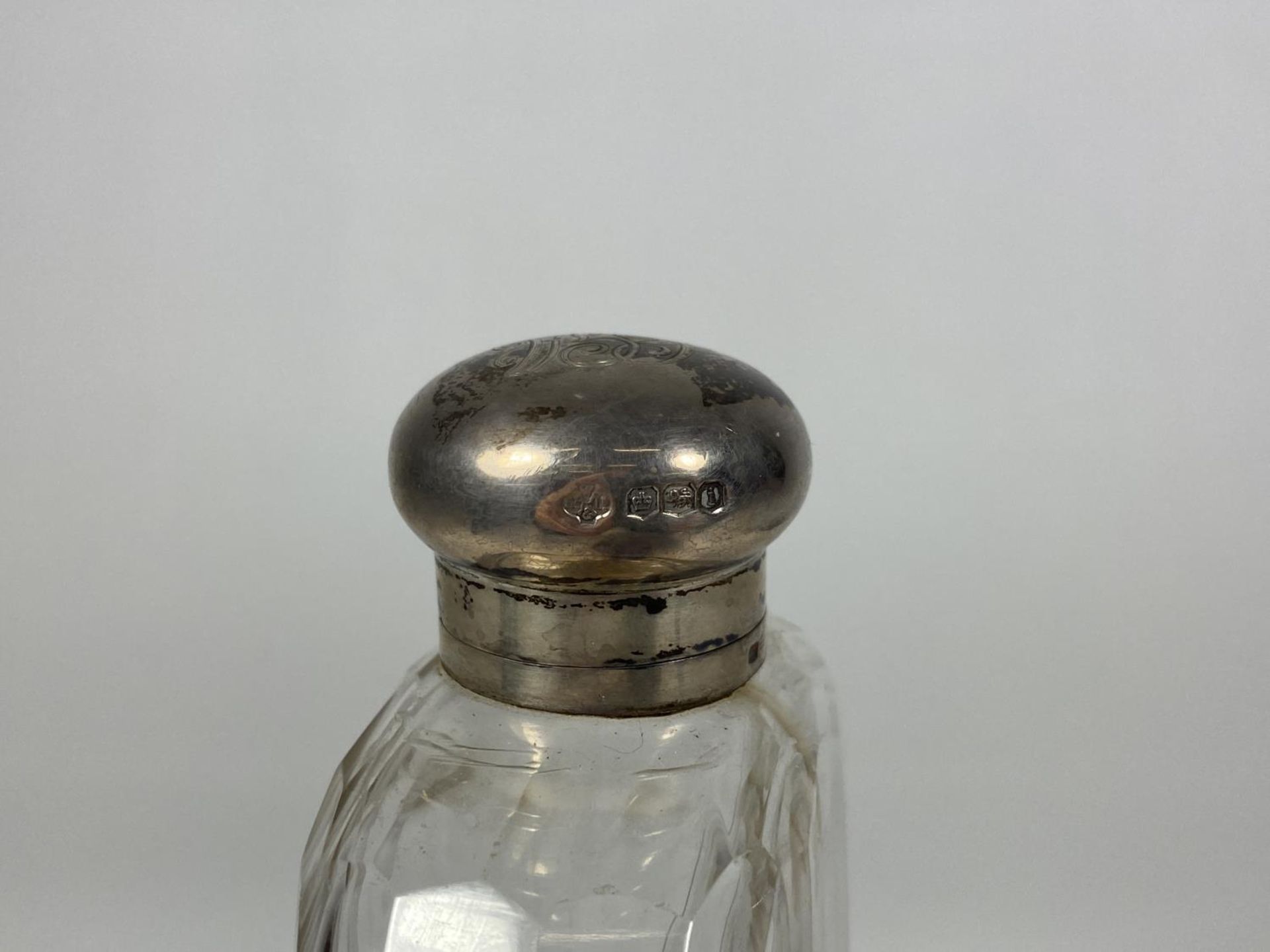 A GEORGE V HALLMARKED SILVER HIP FLASK, MARKS FOR WILLIAM HUTTON & SONS, SHEFFIELD, 1926 - Image 3 of 4