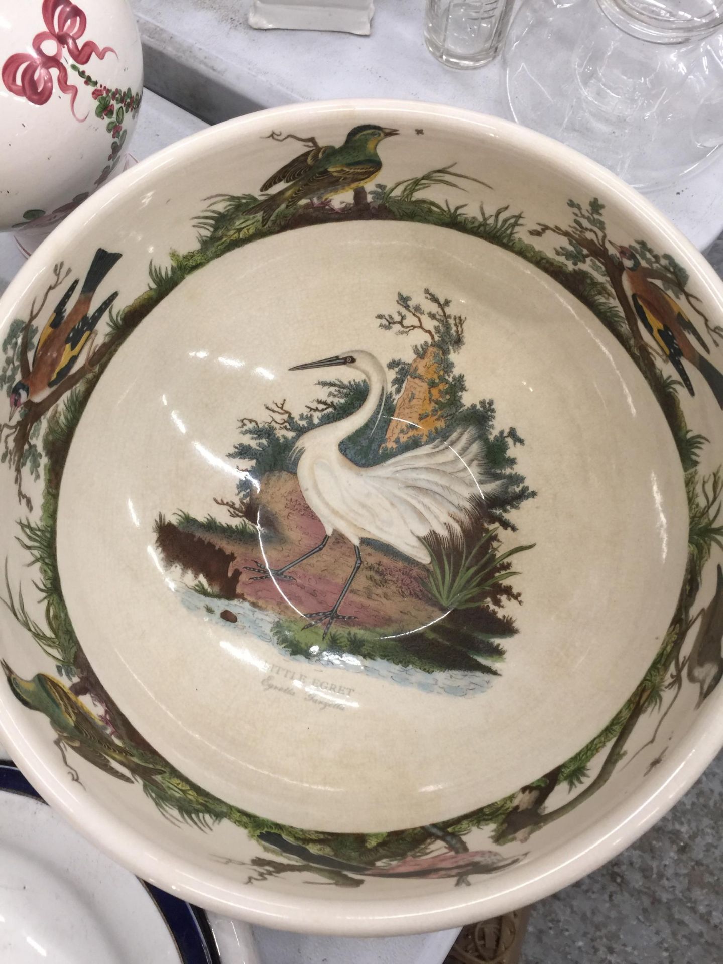 A QUANTITY OF CERAMICS TO INCLUDE A LARGE PORTMEIRION 'BIRDS OF BRITAIN' BOWL DIAMETER 29CM, - Image 2 of 4