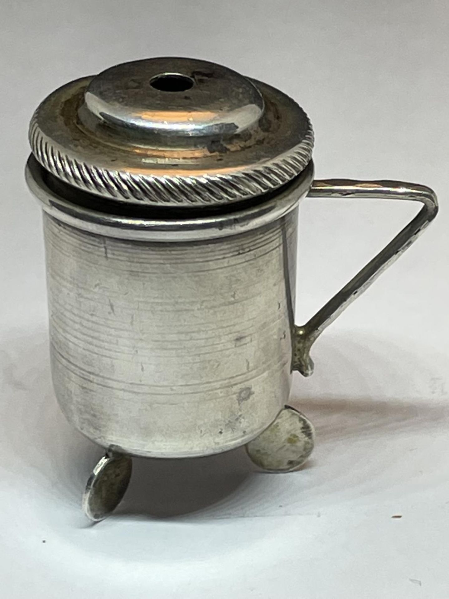 A HALLMARKED LONDON SILVER MINATURE THREE LEGGED HANDLED POT - Image 2 of 3