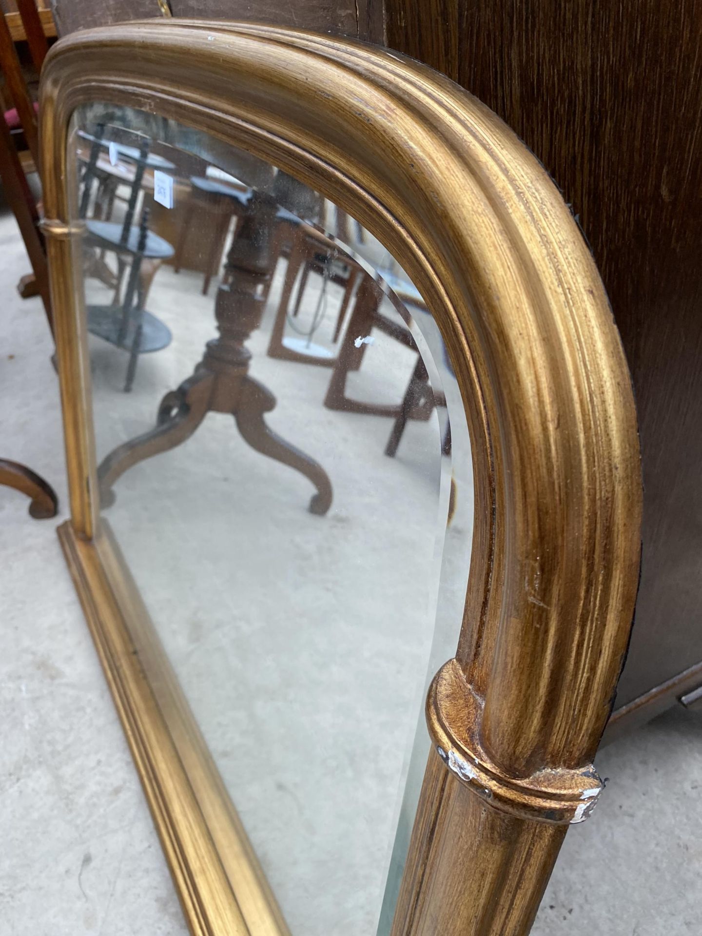 A VICTORIAN STYLE GILT FRAMED OVERMANTEL MIRROR, 41X30" - Bild 3 aus 4