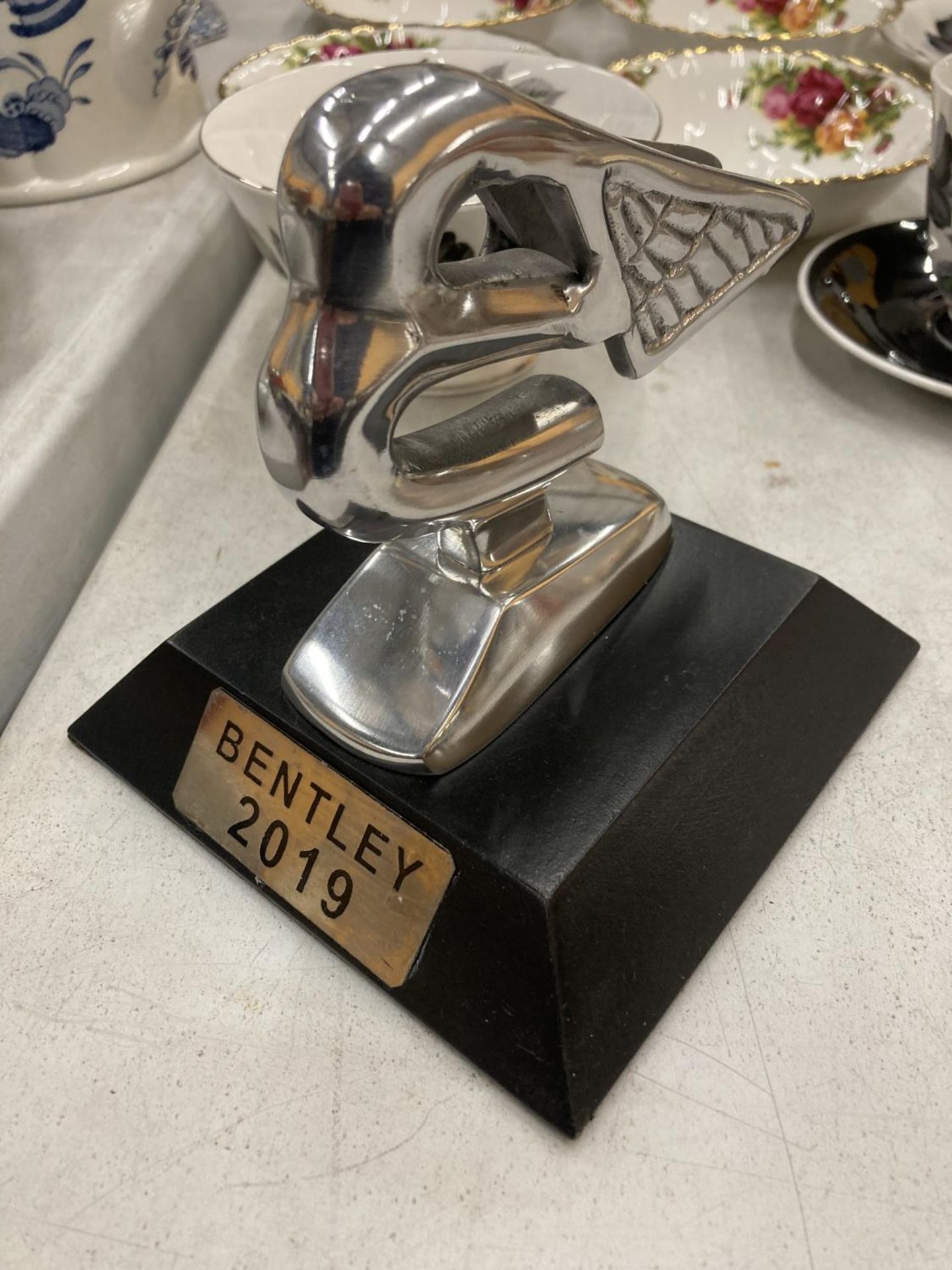 A CHROME BENTLEY 'B' ON A BASE HEIGHT APPROX 12CM