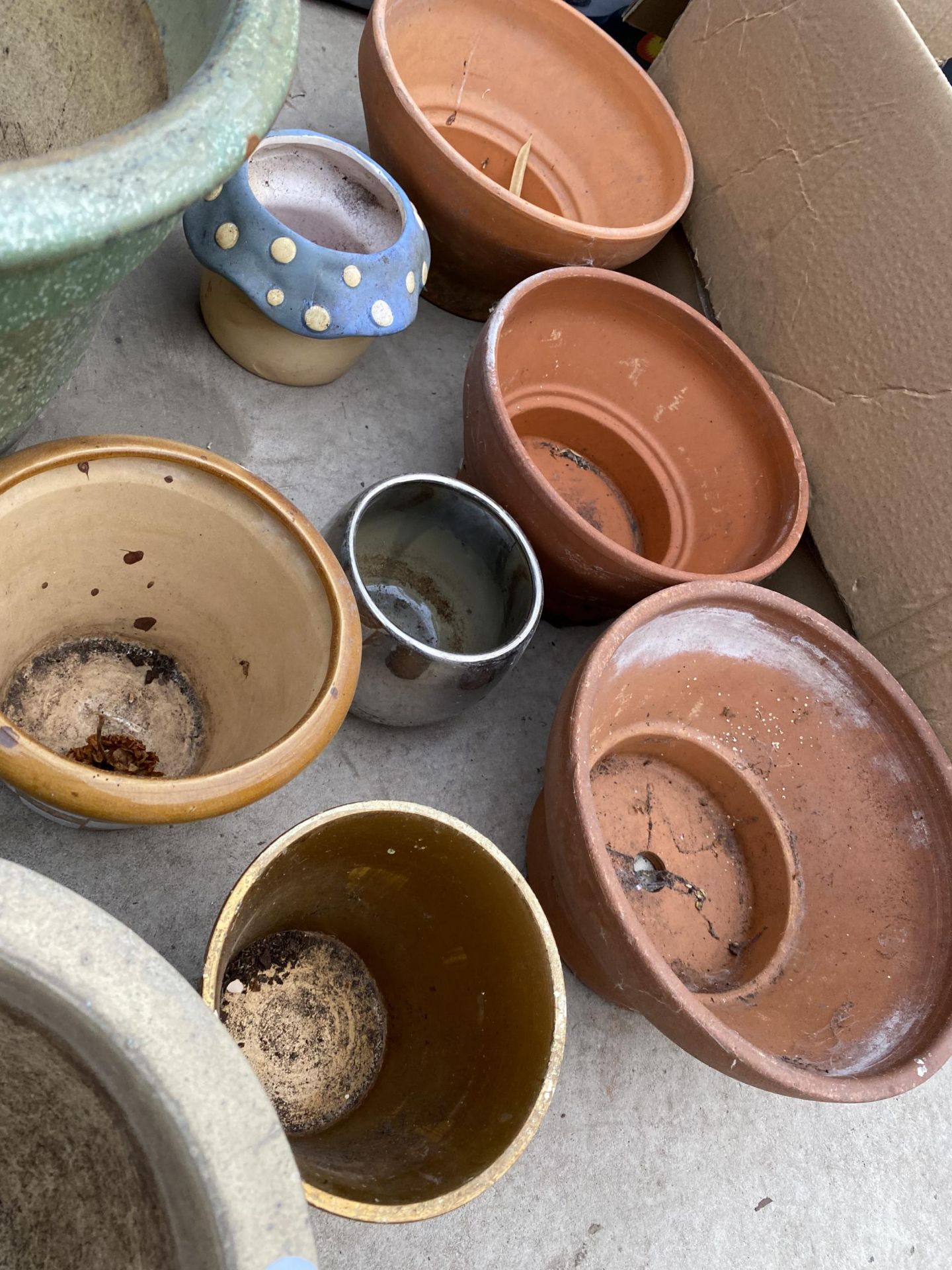 A COLLECTION OF PLANT POTS AND TRAYS TO INCLUDE TERRACOTTA AND GLAZED POTS ETC - Image 4 of 4