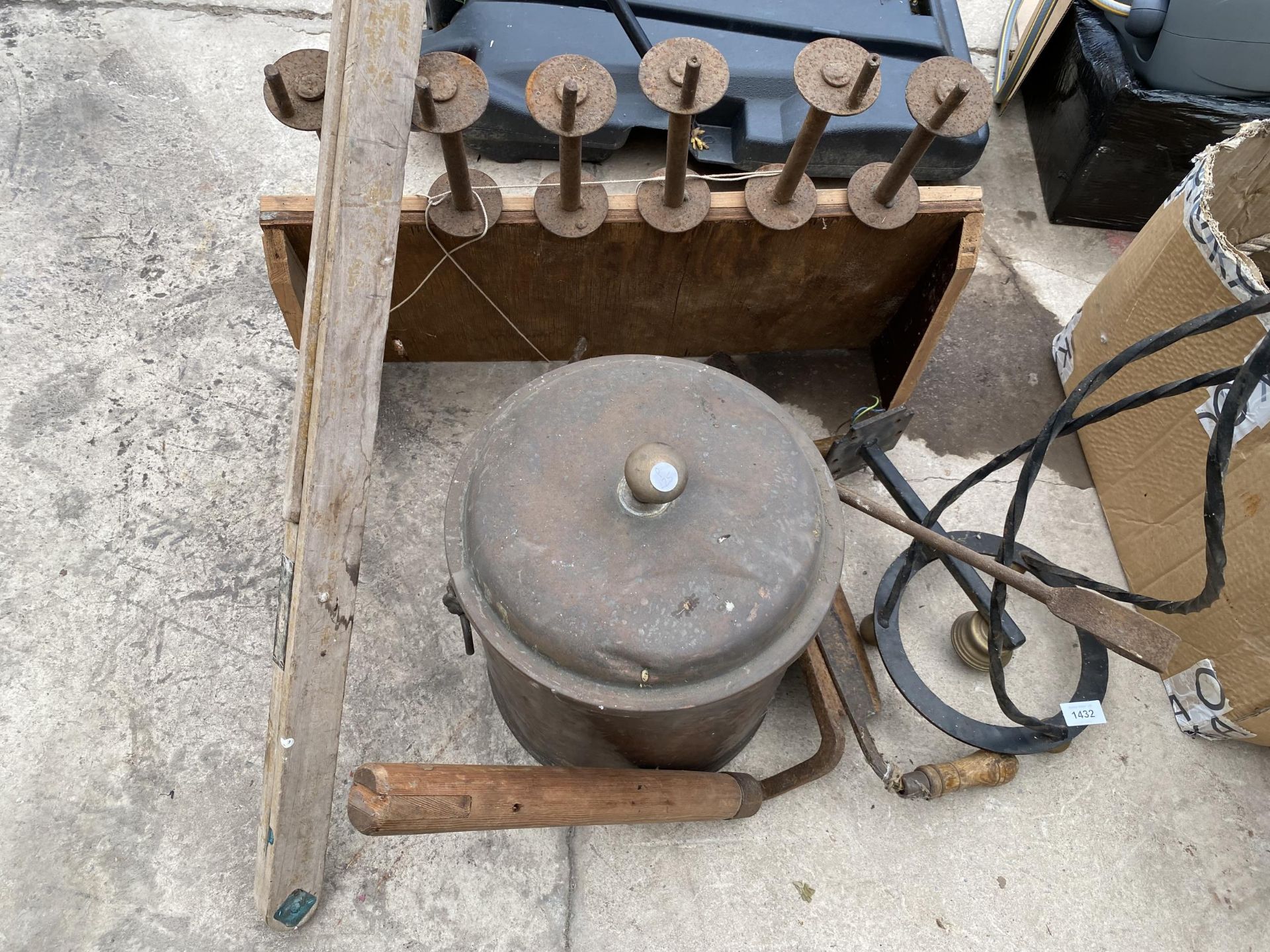 A COLLECTION OF VINTAGE ITEMS TO INCLUDE A COPPER LIDDED BIN, A KNIFE AND A BOBBIN REELER ETC - Image 2 of 3