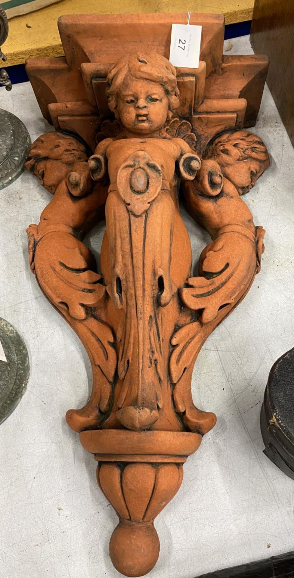 A HEAVY TERRACOTTA STYLE STONE CHERUB WALL HANGING SHELF / PLAQUE