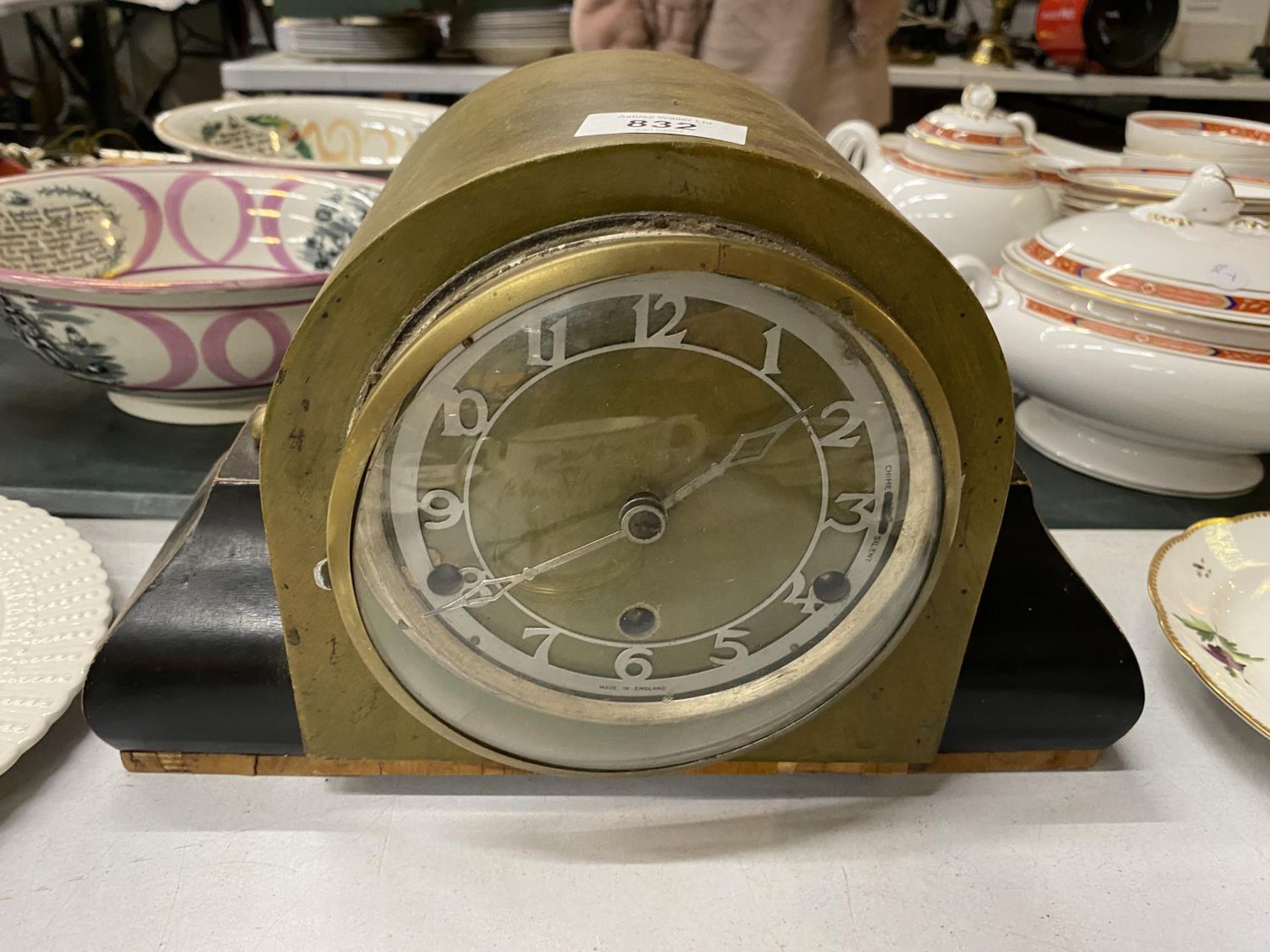 AN ART DECO BRITISH CHIMING MANTLE CLOCK WITH PENDULUM AND 'SILENT' SWITCH TO THE FACE