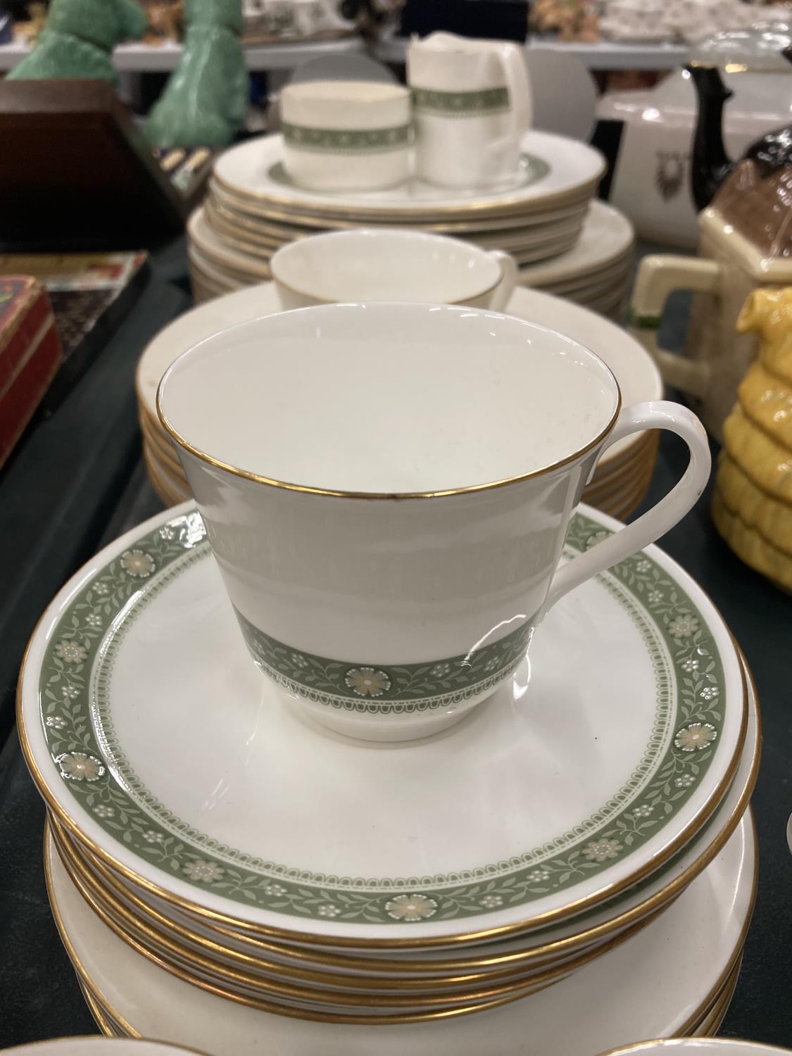A ROYAL DOULTON 'RONDELAY' PART DINNER SERVICE TO INCLUDE VARIOUS SIZED PLATES, BOWLS, CUPS AND - Image 2 of 5