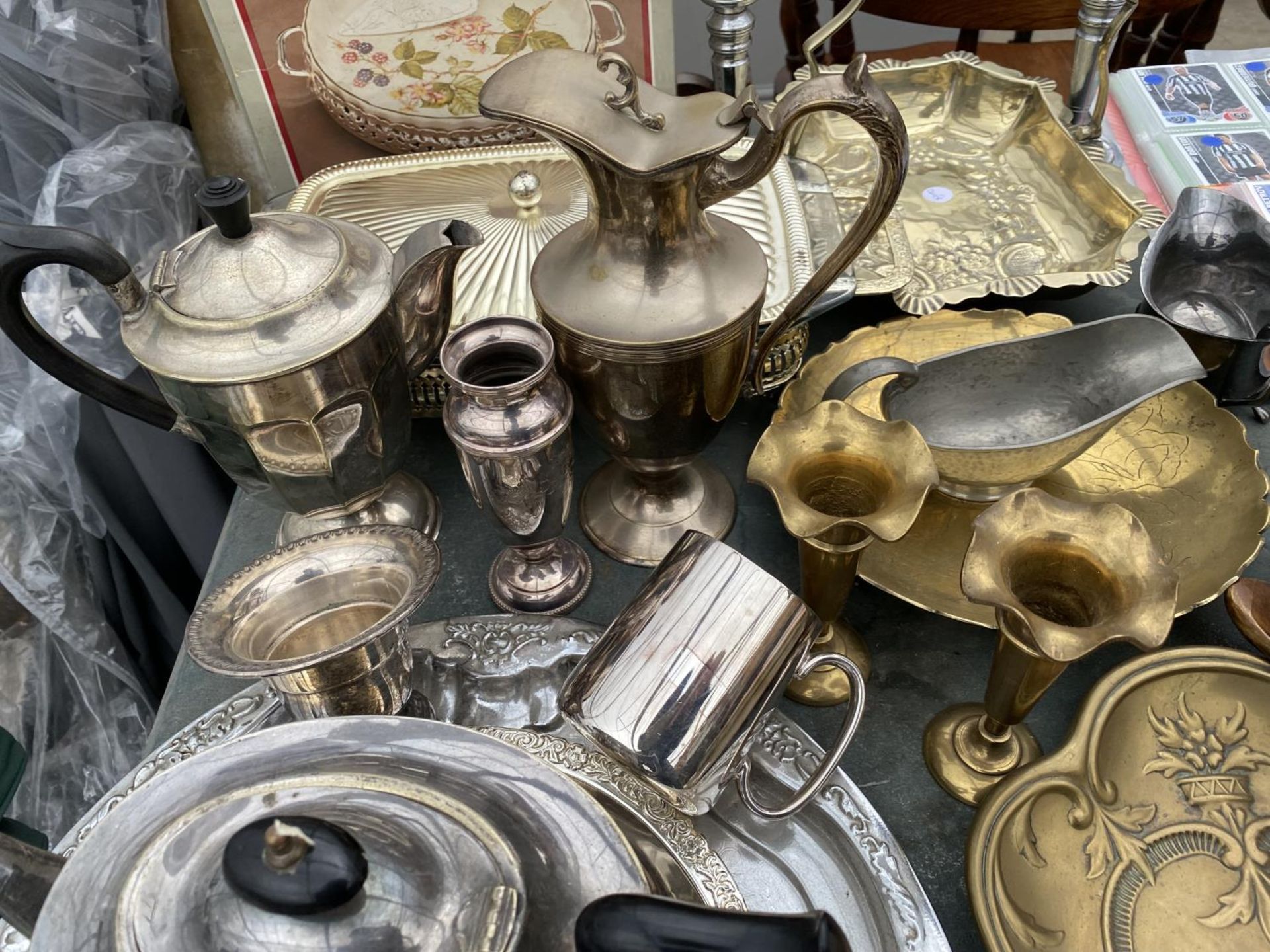 AN ASSORTMENT OF METAL WARE ITEMS TO INCLUDE A SILVER PLATE TEAPOT, TWO BRASS BUD VASES AND TWO - Image 3 of 5