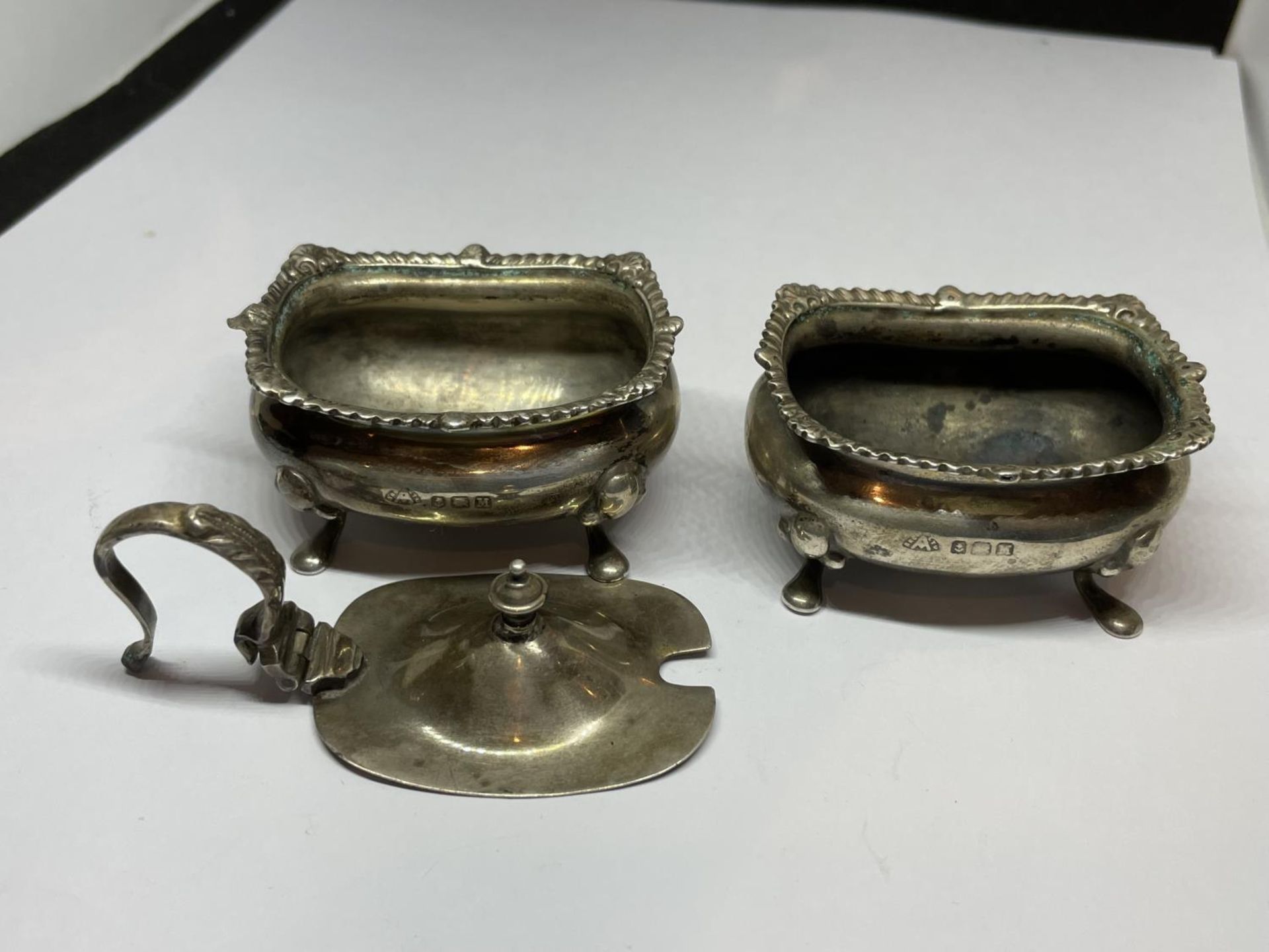 TWO HALLMARKED BIRMINGHAM SILVER ITEMS TO INCLUDE A SALT AND A MUSTARD POT - Image 2 of 3