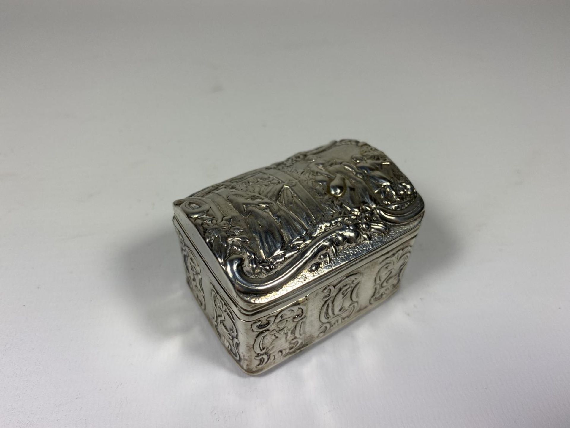 A CONTINENTAL WHITE METAL, POSSIBLY DUTCH, MINIATURE LIDDED PILL BOX / CHEST, UNMARKED - Image 2 of 7