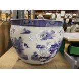 A LARGE BLUE AND WHITE ORIENTAL PLANTER HEIGHT 21CM, DIAMETER 26CM