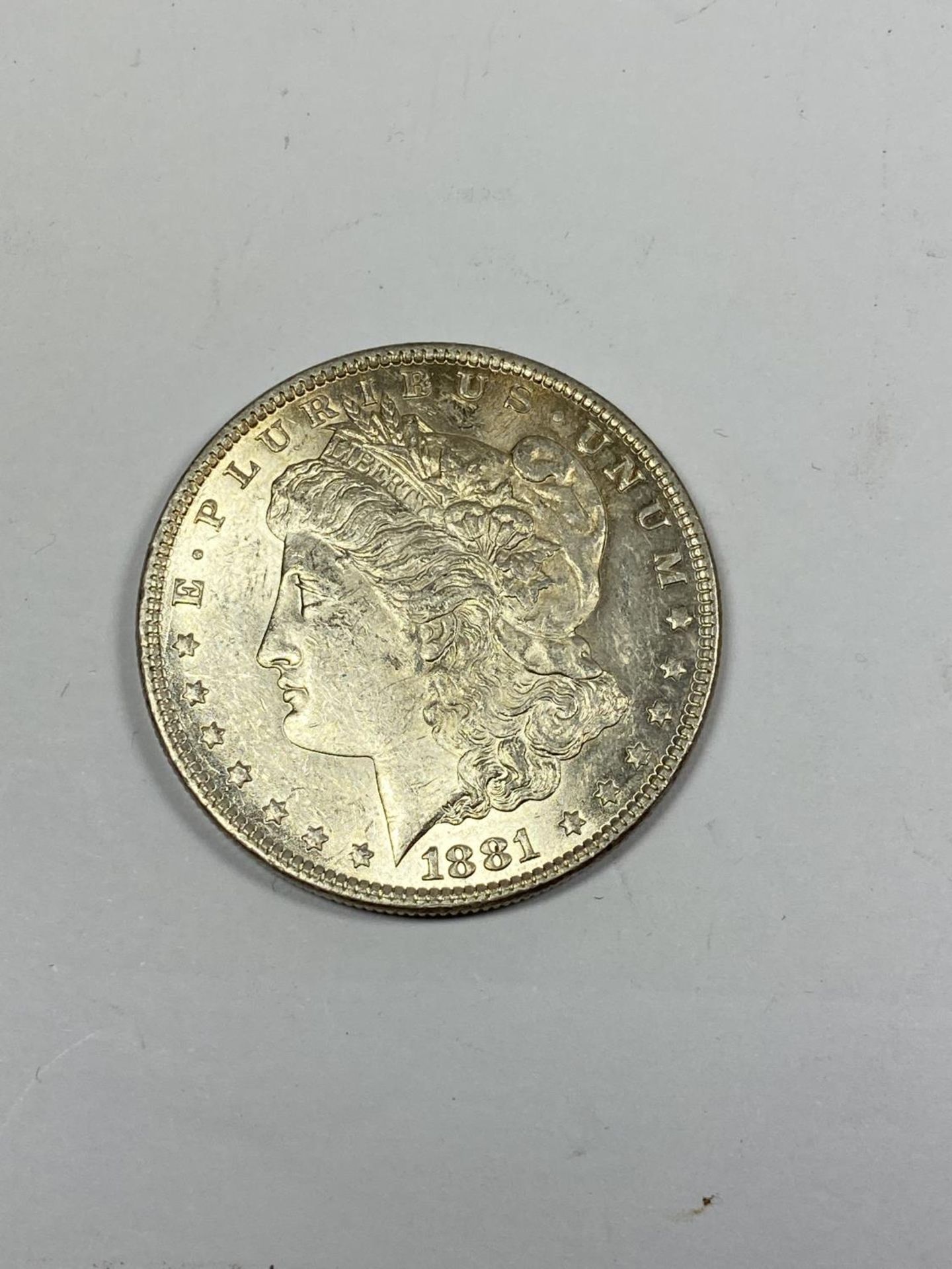 AN 1881 AMERICAN MORGAN ONE DOLLAR SILVER COIN IN BOX - Image 2 of 2