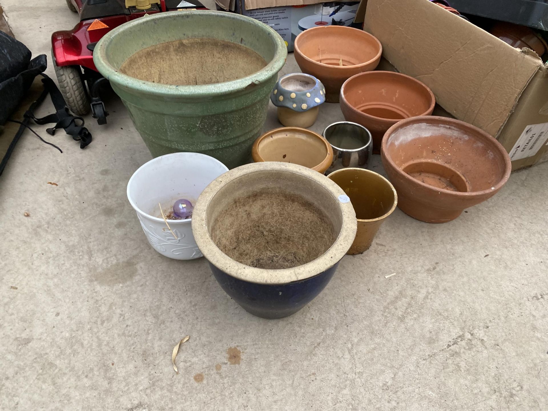 A COLLECTION OF PLANT POTS AND TRAYS TO INCLUDE TERRACOTTA AND GLAZED POTS ETC - Image 2 of 4