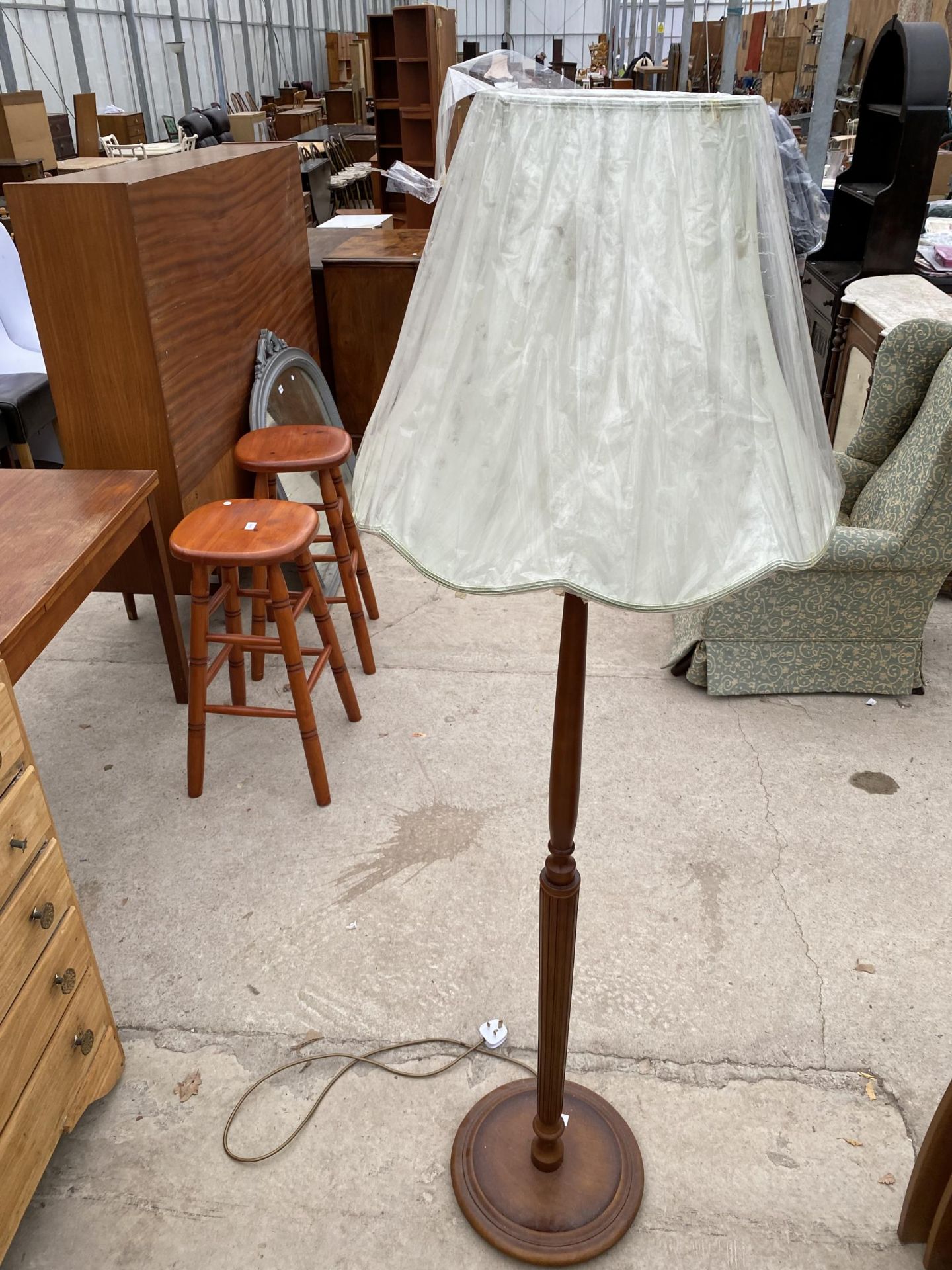 A MODERN STANDARD LAMP WTIH TURNED COLUMN COMPLETE WITH SHADE - Image 2 of 4