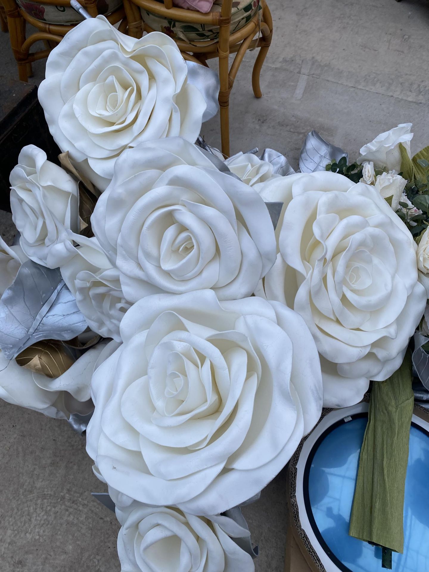 A LARGE QUANTITY OF ARTIFICIAL WEDDING FLOWERS AND DECORATIONS - Image 4 of 10