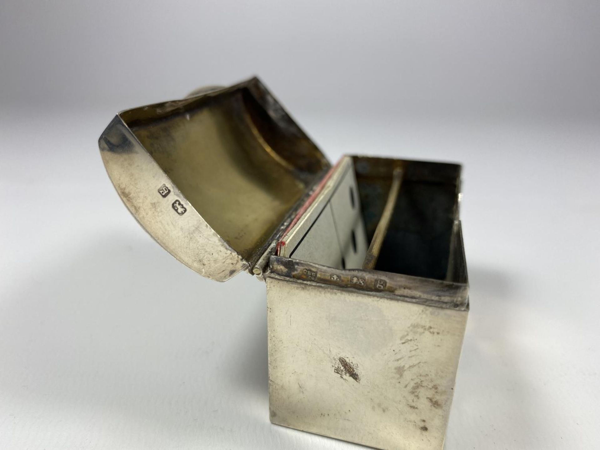 A HALLMARKED SILVER SMALL PILL BOX - Image 2 of 2