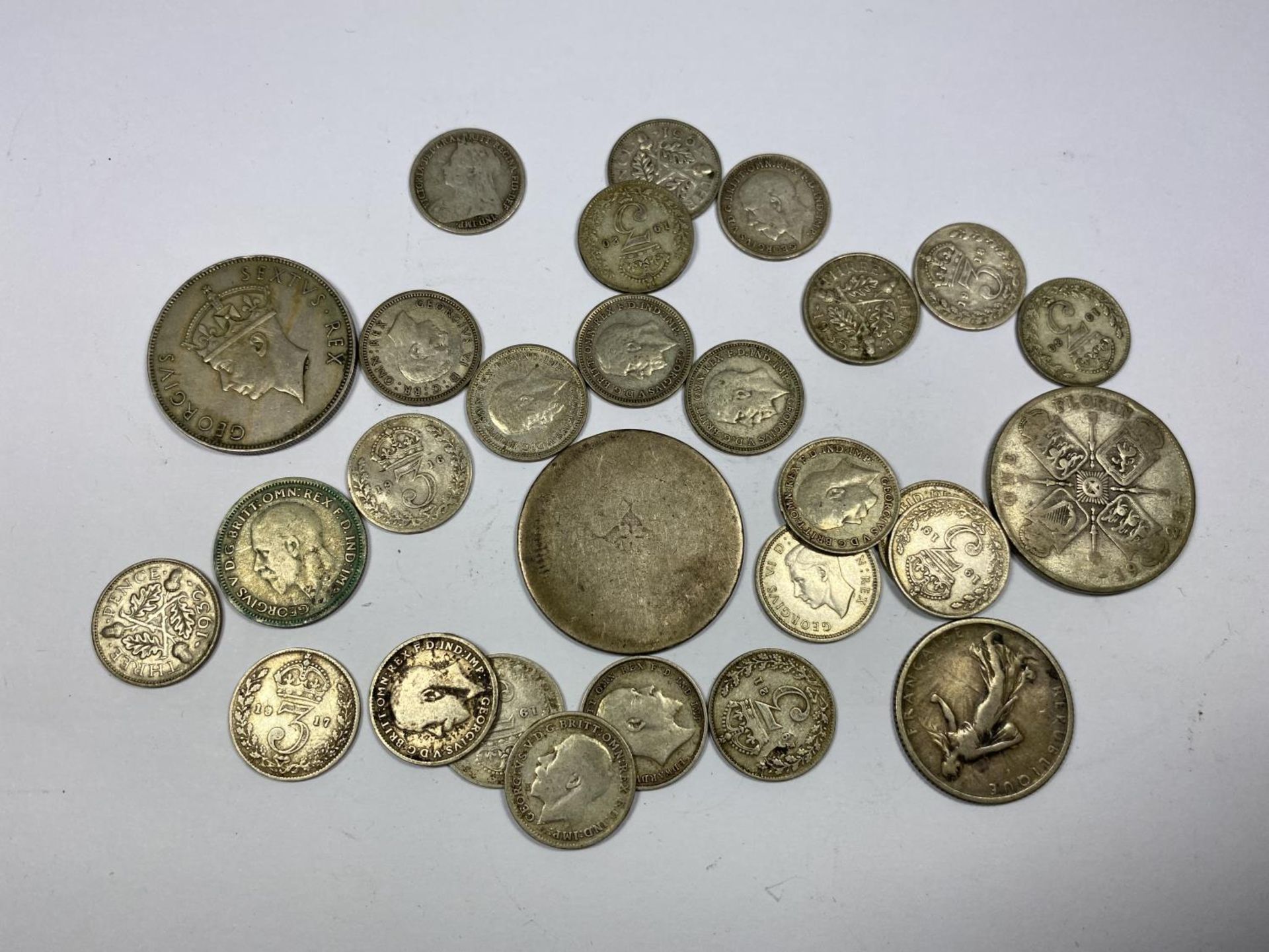 A MIXED GROUP OF PRE 1947 COINS TO INCLUDE HALF CROWNS, THREEPENCES ETC