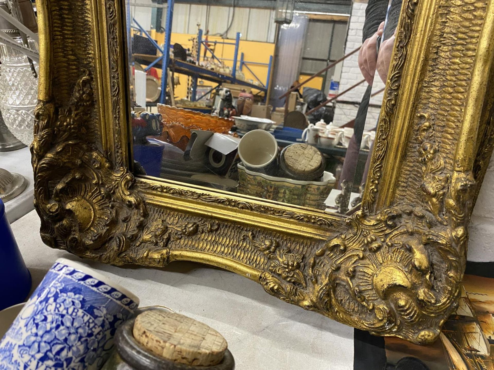 AN ORNATE RECTANGULAR GILT FRAMED MIRROR - Bild 3 aus 3