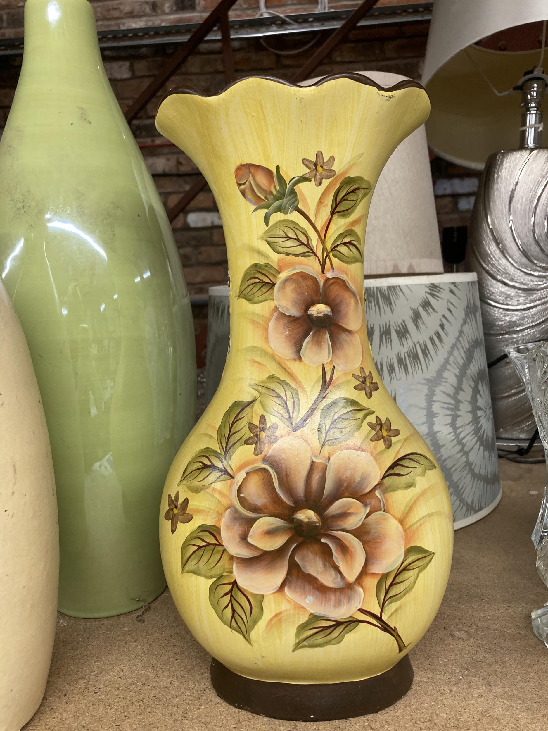 FOUR VASES OF WHICH THREE ARE MODERN IN STYLE AND ONE FLORAL A/F - Bild 2 aus 4
