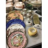 A QUANTITY OF CERAMIC ITEMS TO INCLUDE ROYAL DOULTON AND WEDGWOOD CABINET PLATES, A PAIR OF
