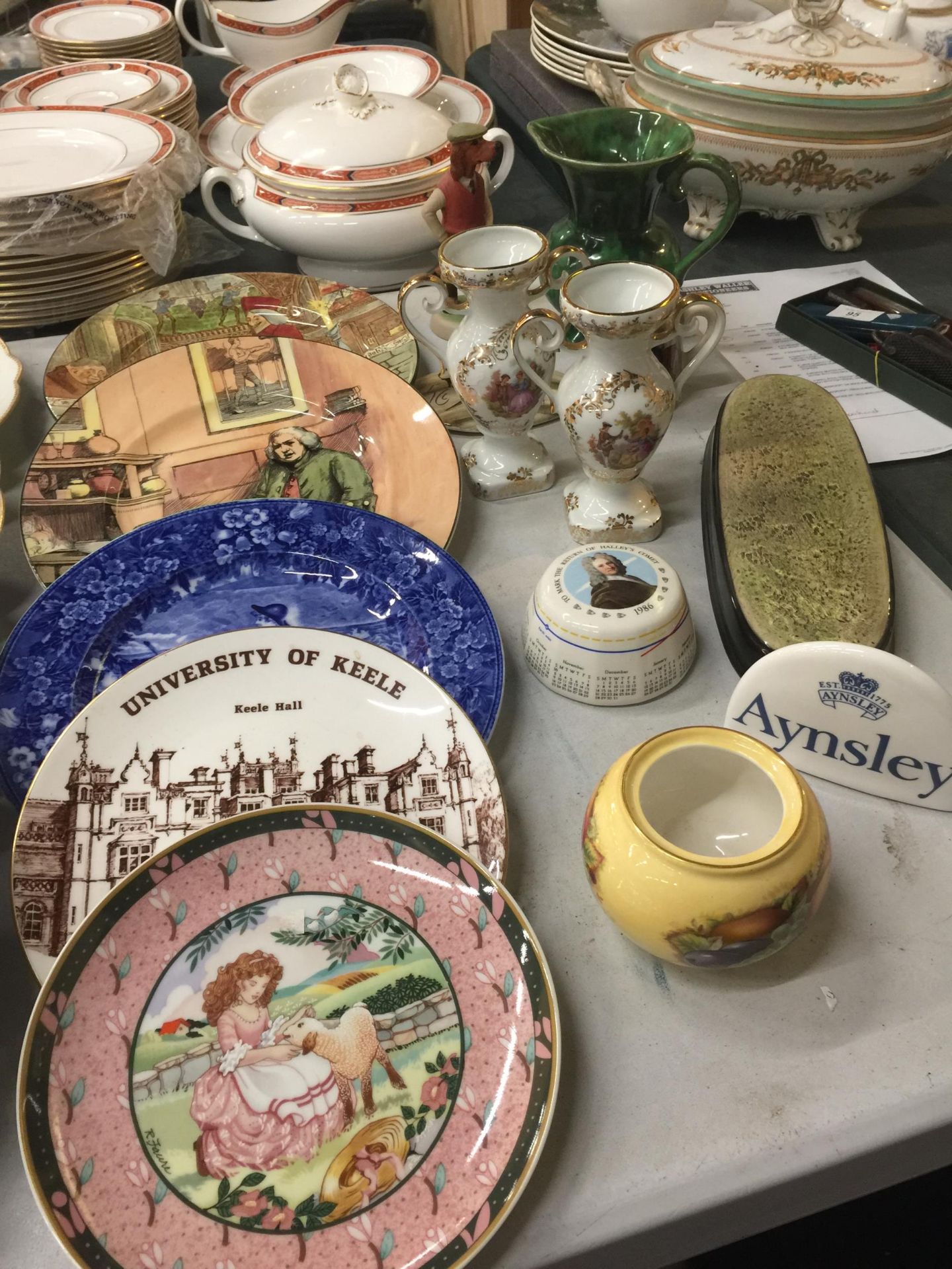 A QUANTITY OF CERAMIC ITEMS TO INCLUDE ROYAL DOULTON AND WEDGWOOD CABINET PLATES, A PAIR OF